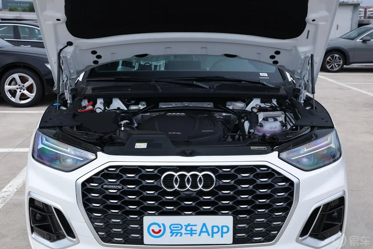 奥迪Q5L Sportback40 TFSI 豪华型发动机舱整体