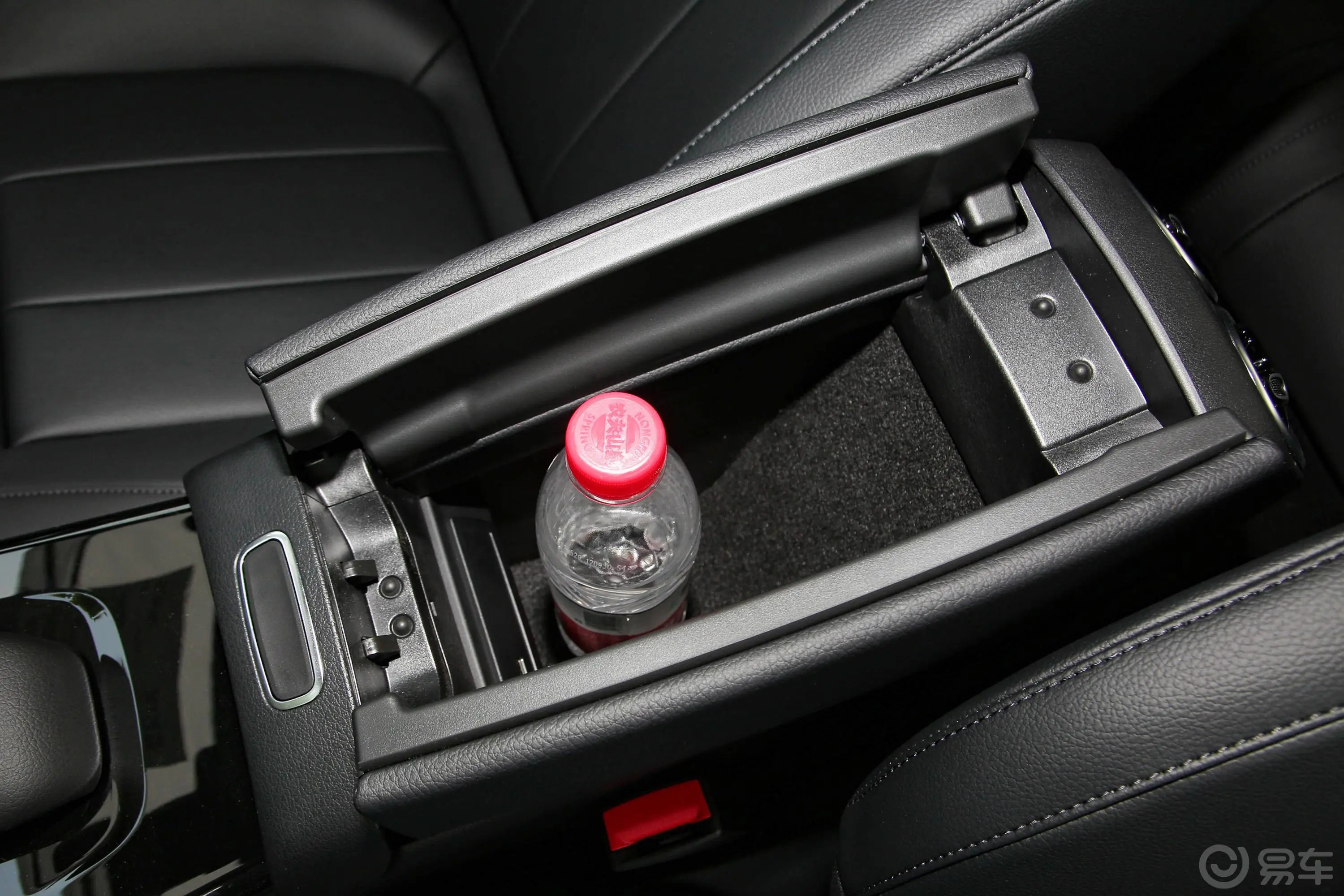 奔驰A级改款 A 200 L 运动轿车动感型前排扶手箱储物格