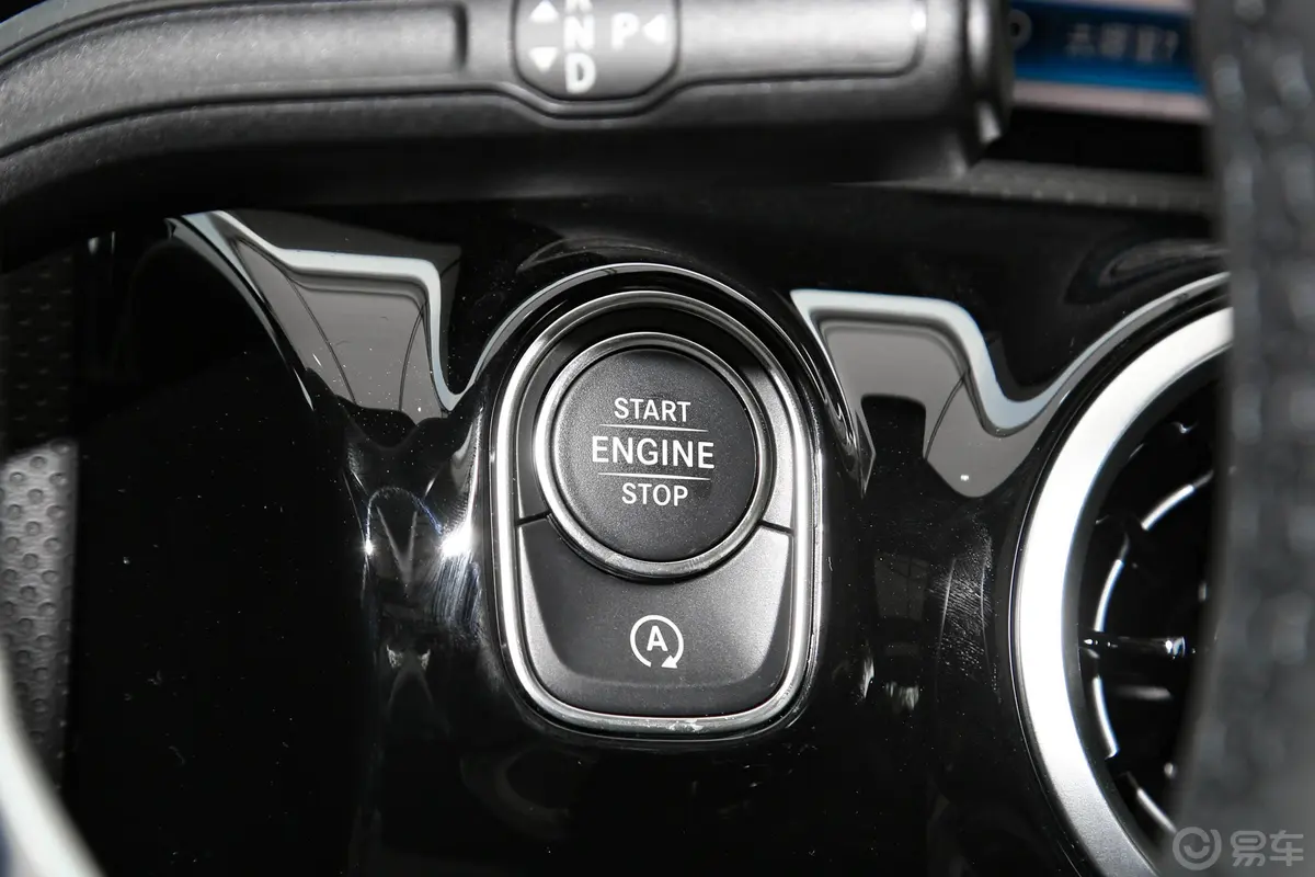 奔驰A级改款 A 200 L 运动轿车动感型钥匙孔或一键启动按键