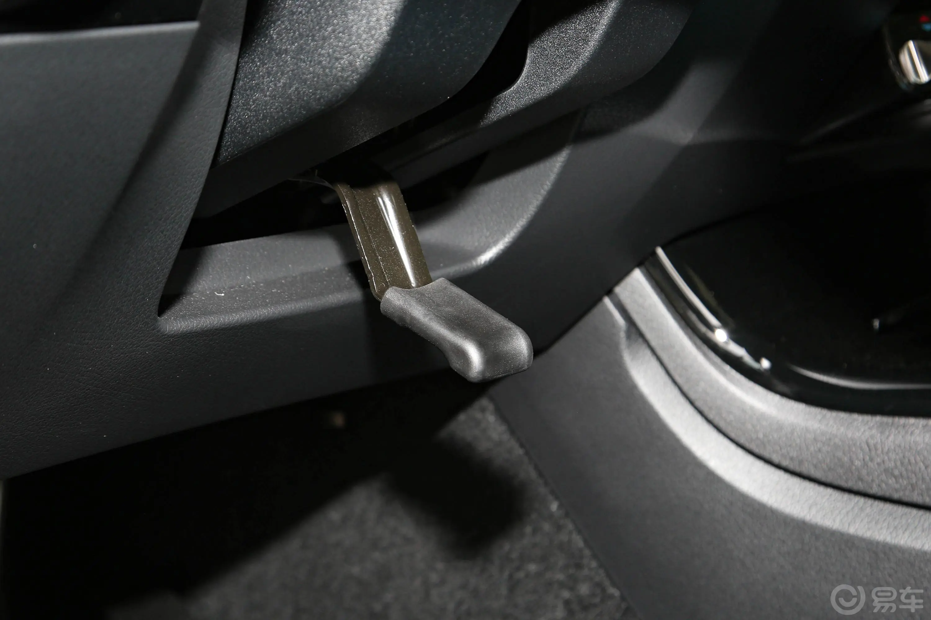 奔驰A级改款 A 200 L 运动轿车动感型方向盘调节