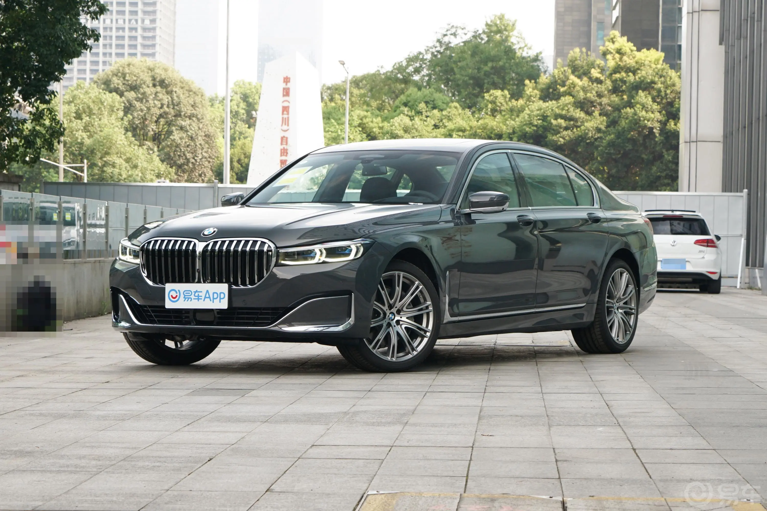 宝马7系740Li xDrive 行政型 豪华套装侧前45度车头向左水平