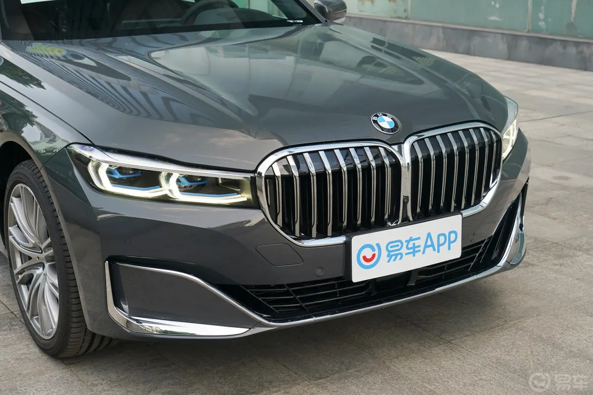 宝马7系740Li xDrive 行政型 豪华套装前格栅侧俯拍