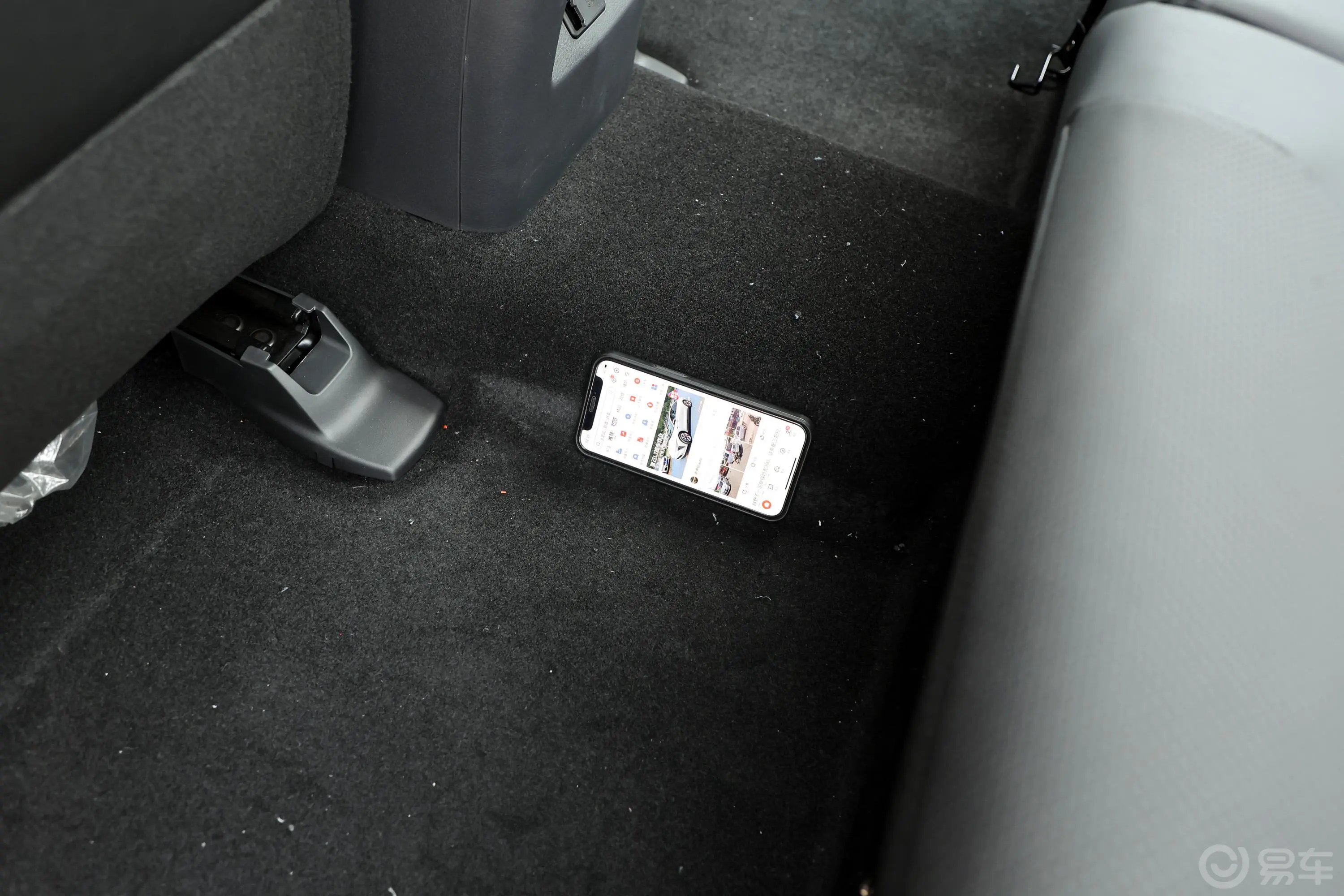 铃拓2.0T 自动 两驱 领耀版 汽油后排地板中间位置