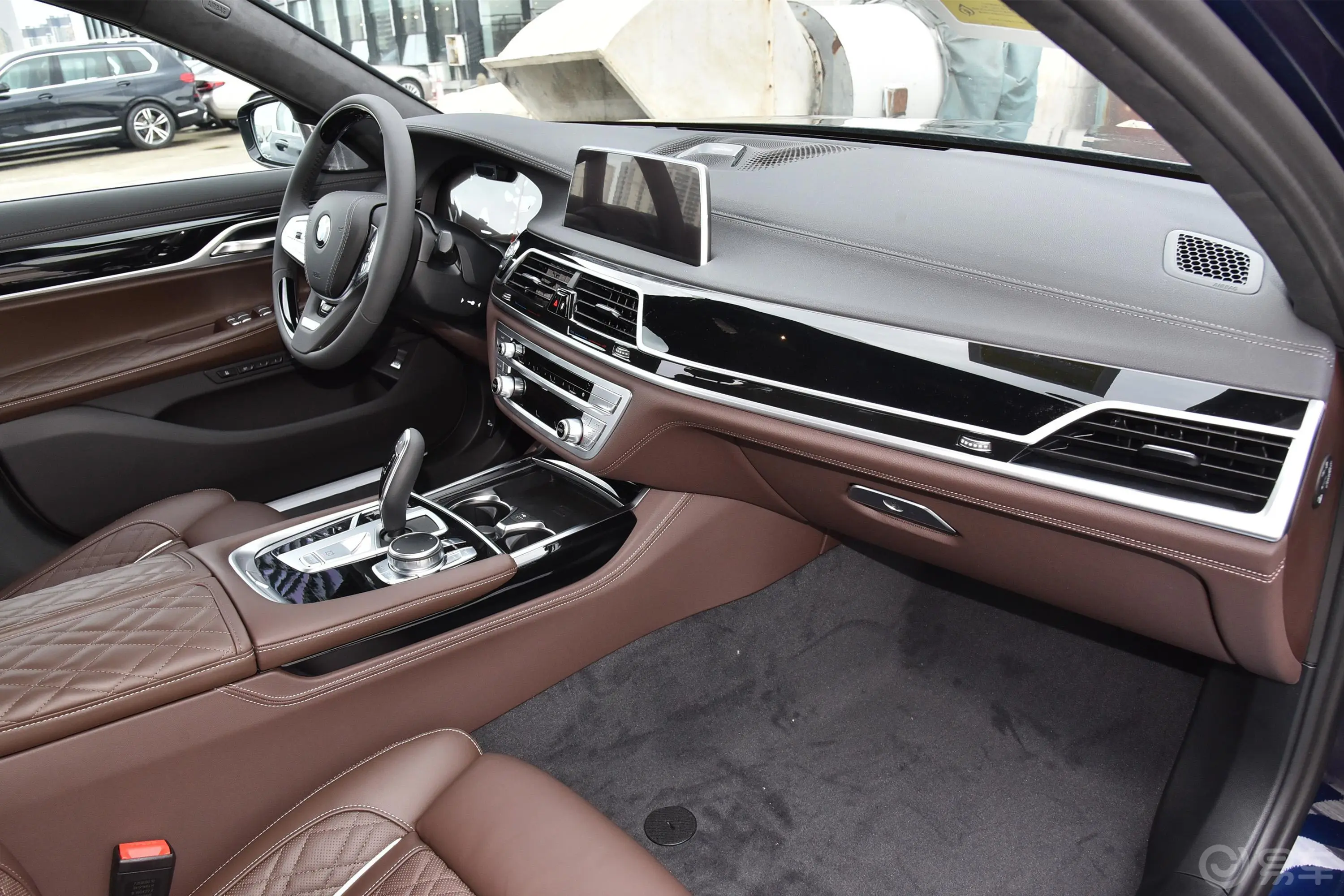 宝马7系740Li xDrive 行政型 豪华套装内饰全景副驾驶员方向