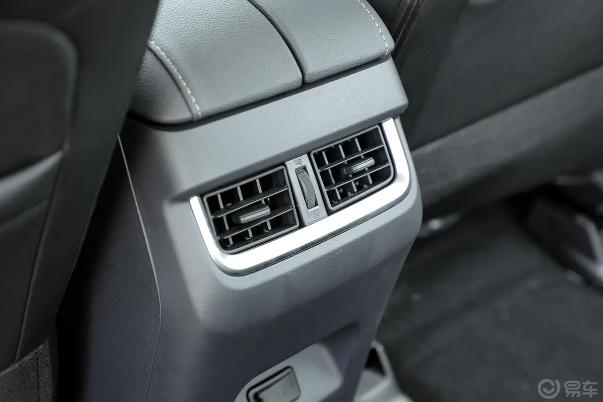 铃拓2.0T 自动 两驱 领耀版 汽油后排空调控制键