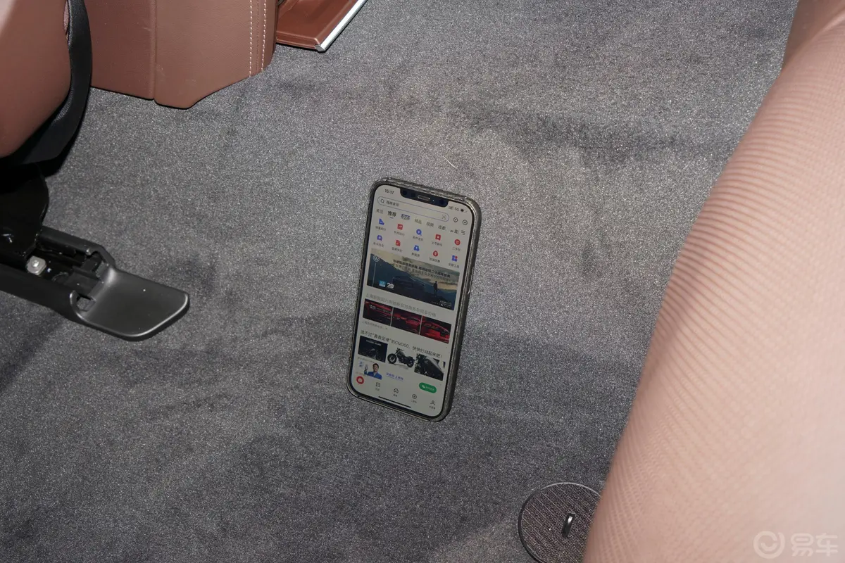 宝马7系740Li 尊享型 豪华套装后排地板中间位置