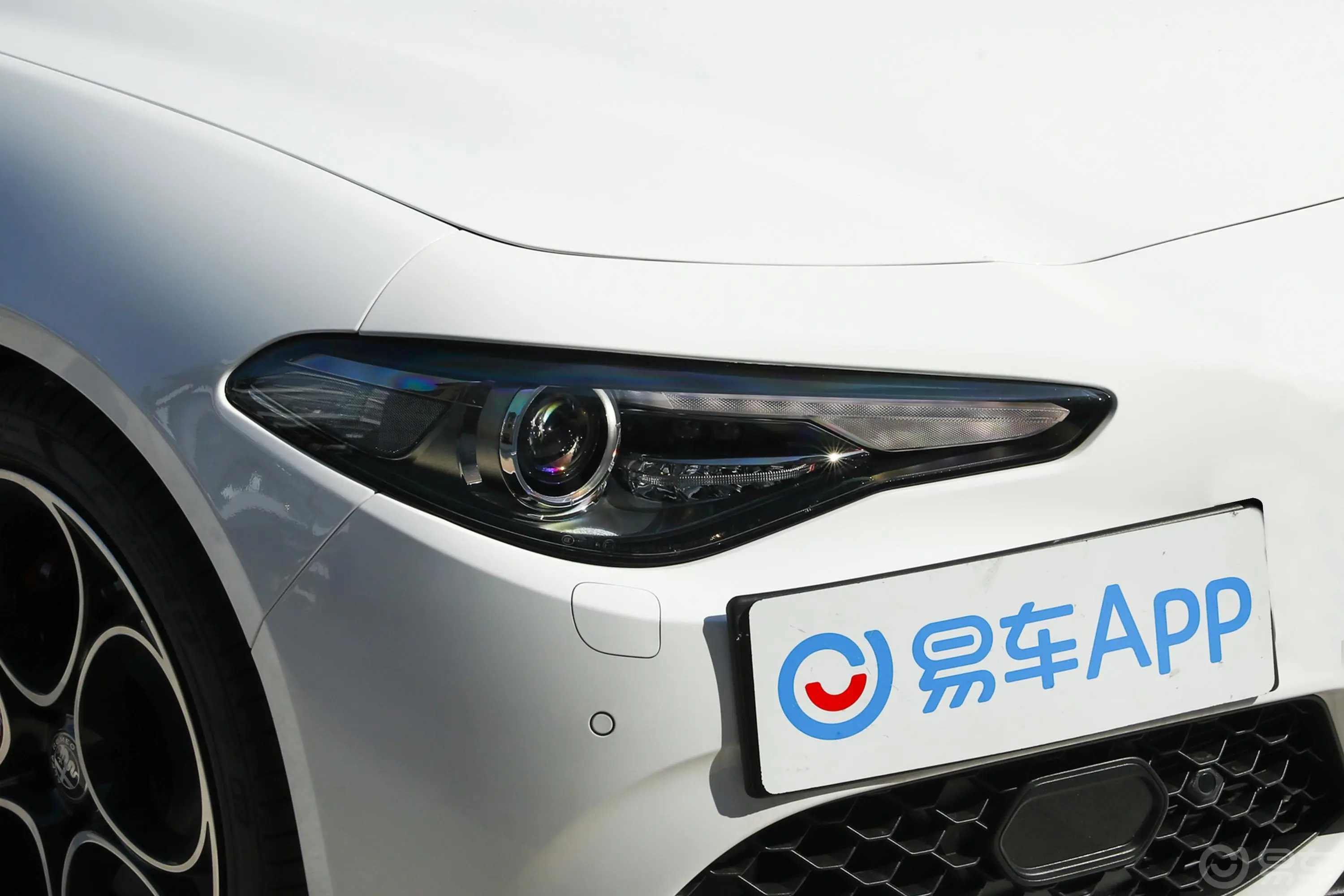 Giulia朱丽叶2.0T Veloce 赛道版大灯侧45度俯拍