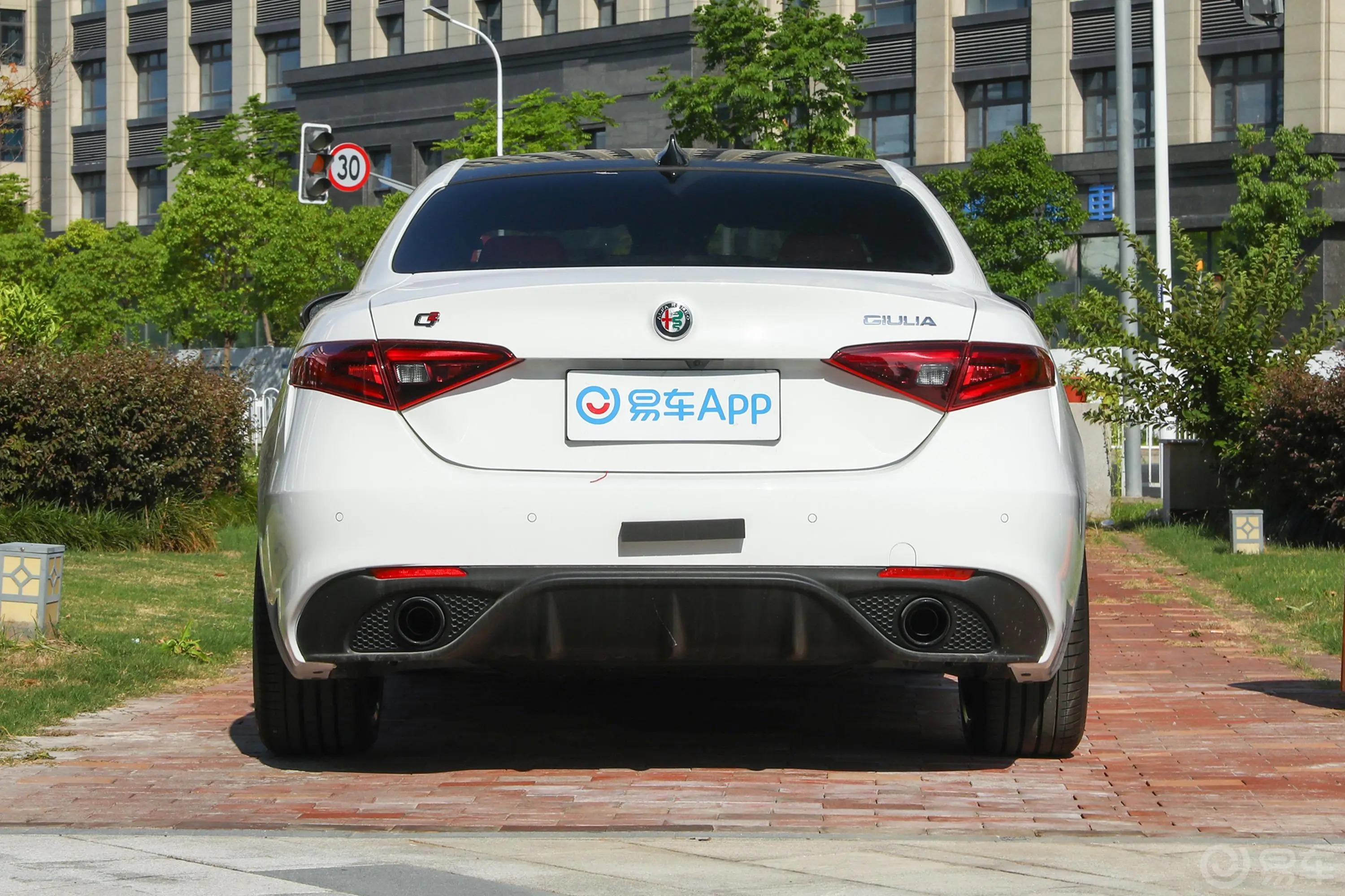 Giulia朱丽叶2.0T Veloce 赛道版正后水平