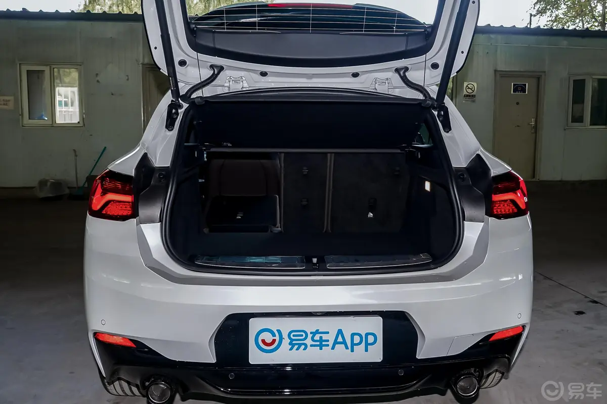 宝马X2sDrive25i 曜夜版后备厢