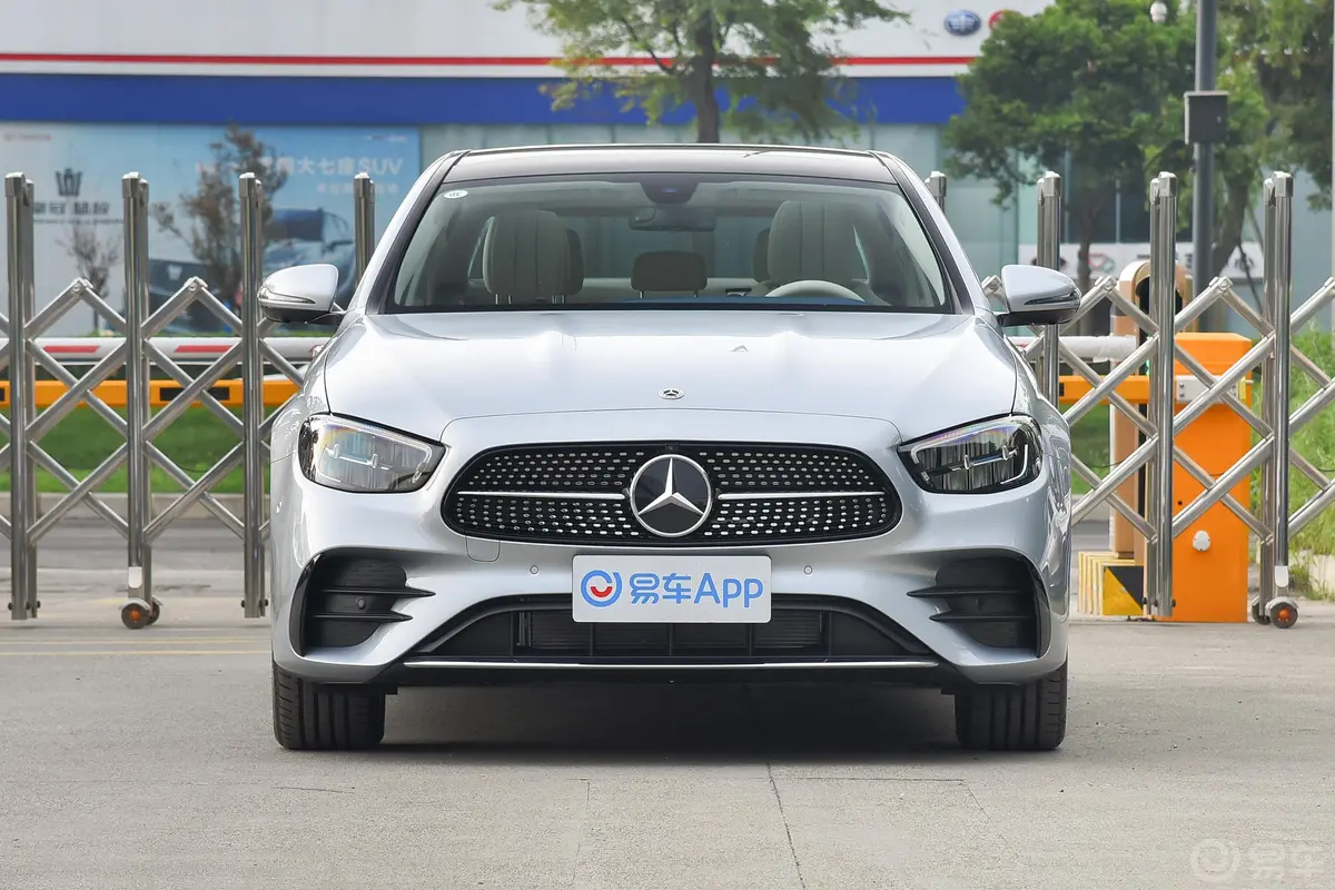 奔驰E级改款三 E 300 L 运动豪华型正前水平