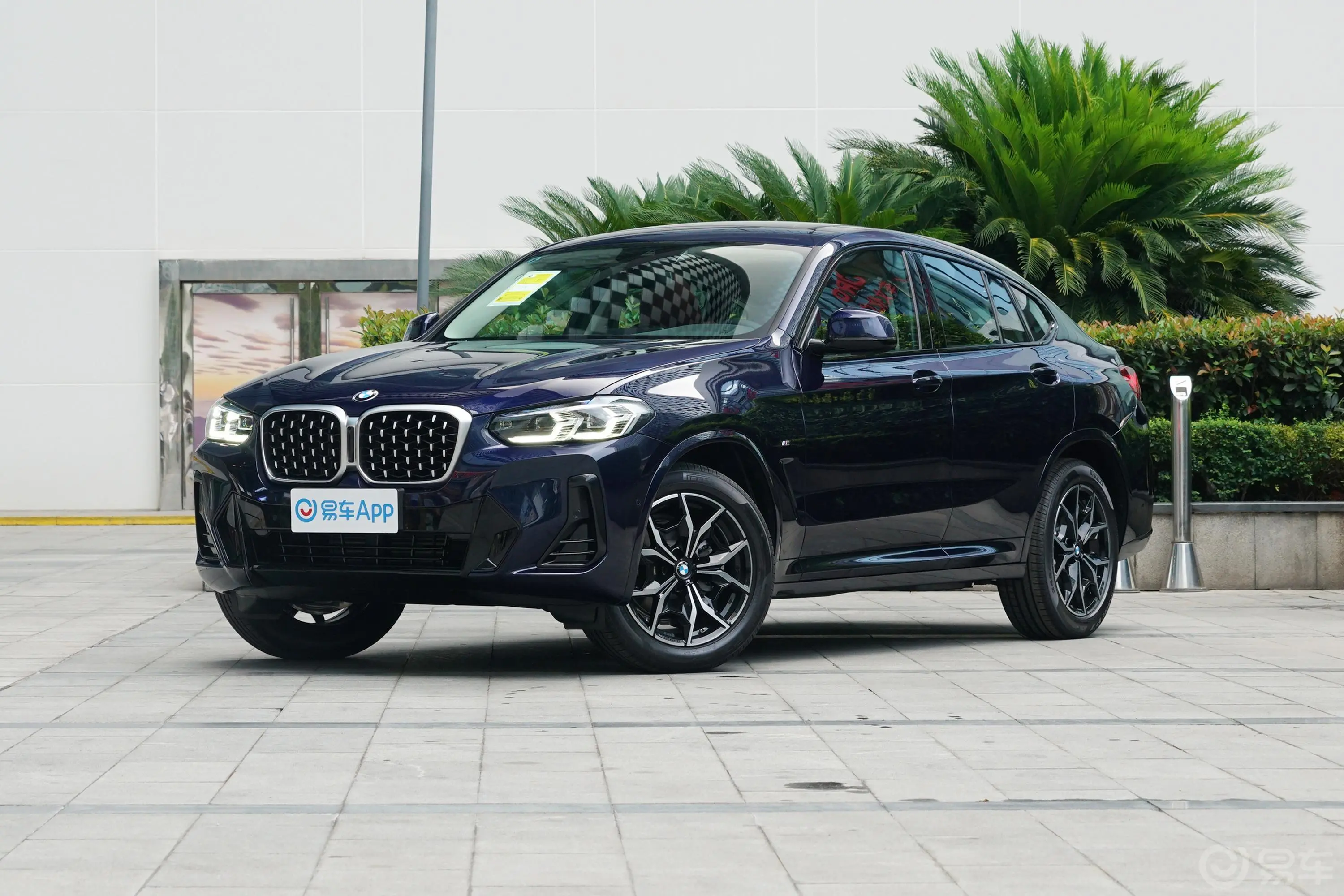 宝马X4xDrive25i M运动套装侧前45度车头向左水平