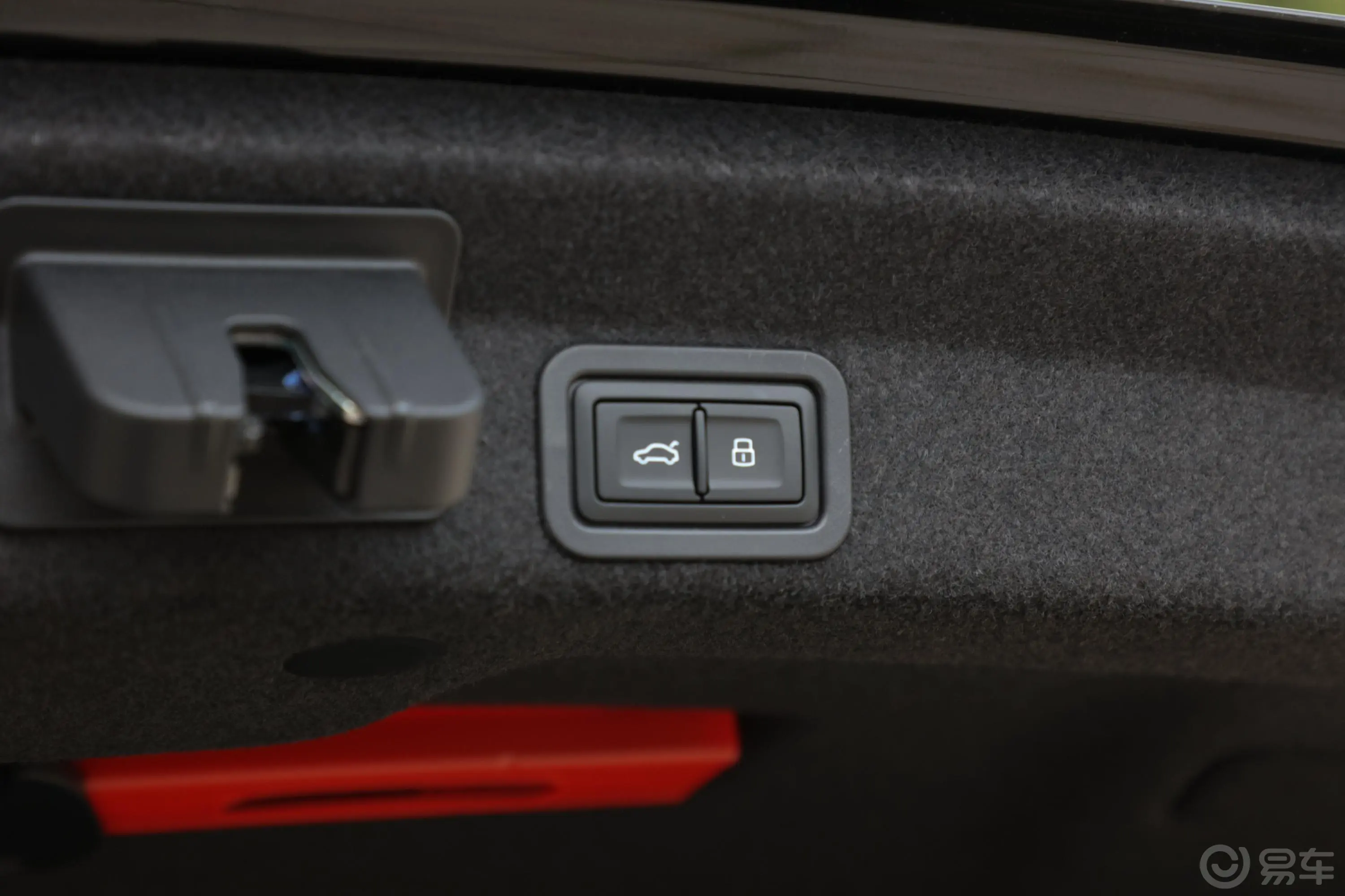 奥迪A6L45 TFSI 臻选动感型电动尾门按键（手动扶手）
