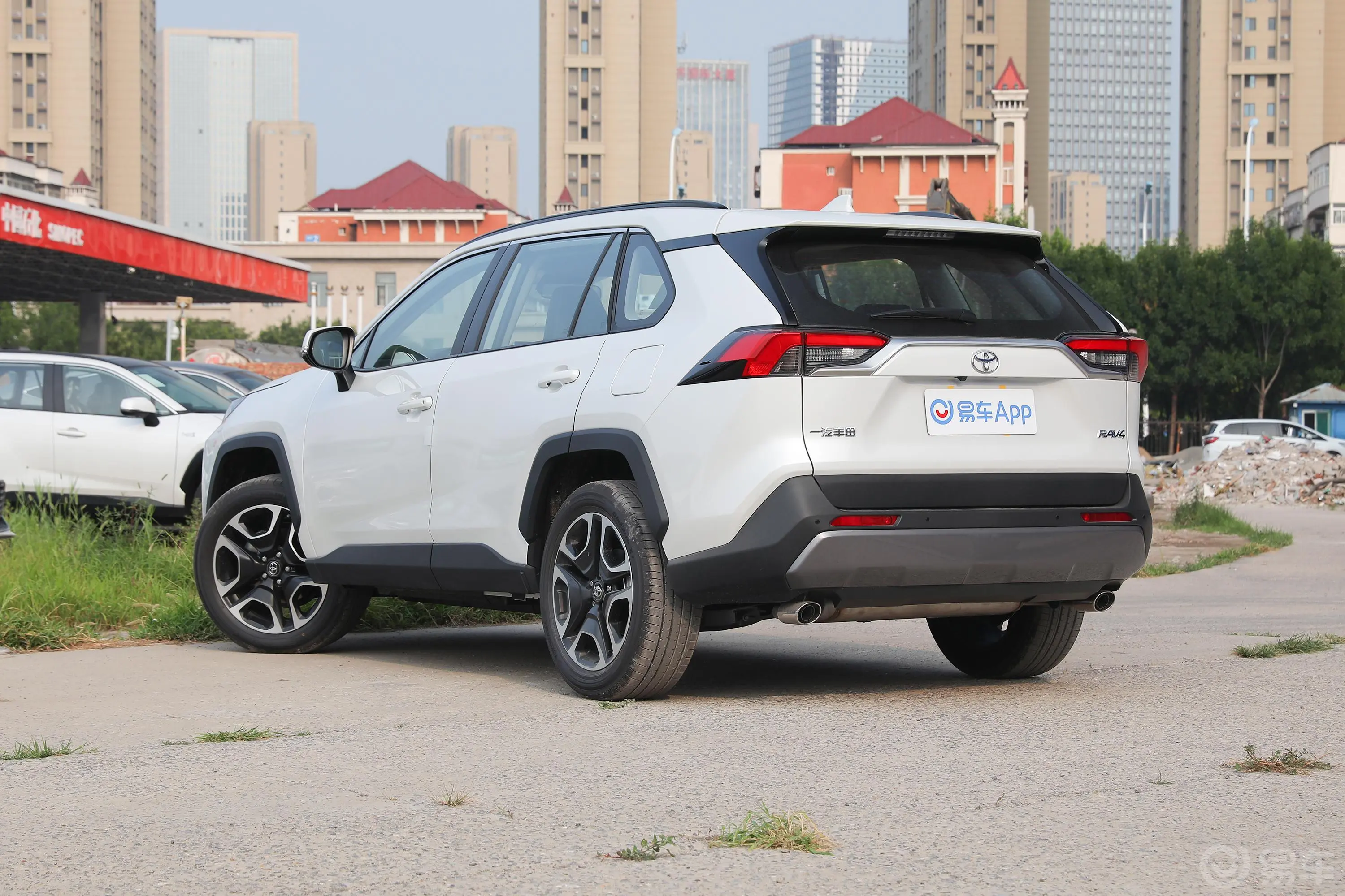 RAV4荣放2.0L CVT两驱尊贵版侧后45度车头向左水平