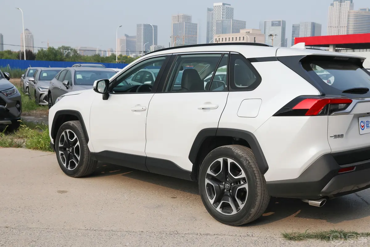 RAV4荣放2.0L CVT两驱尊贵版外观细节