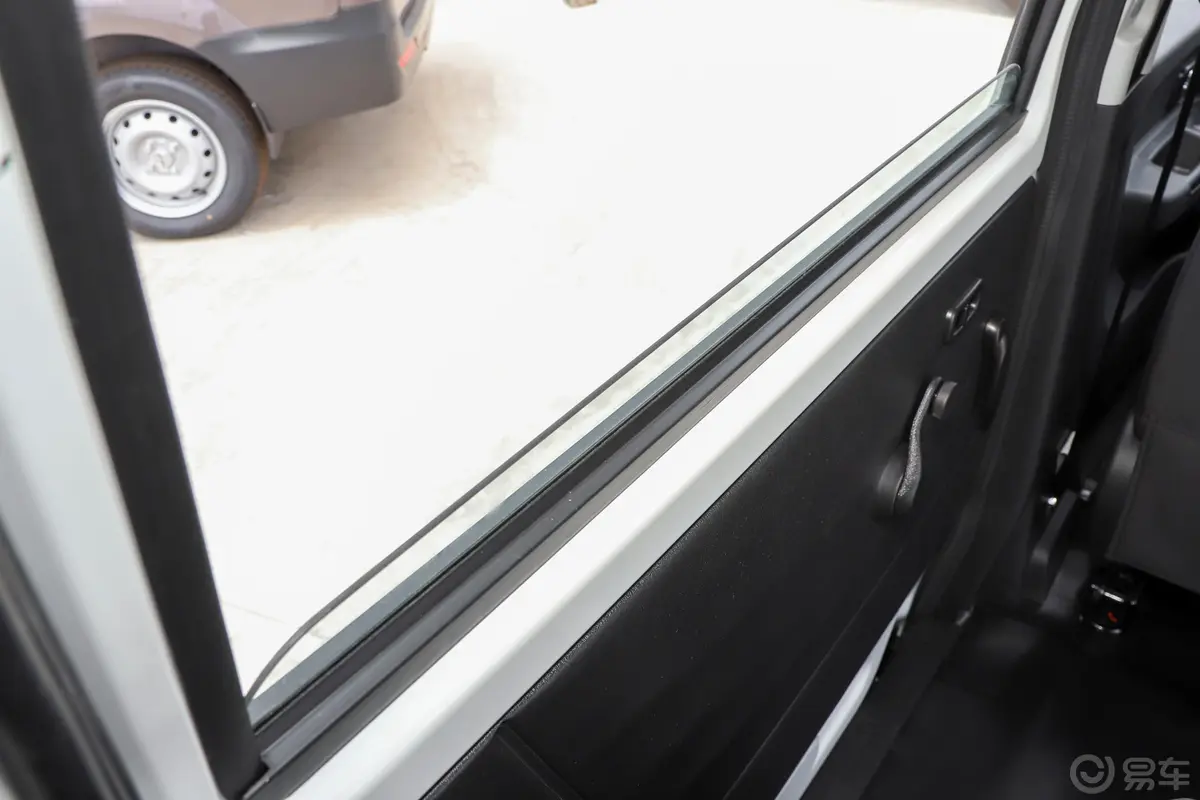 金海狮M工程狮 1.5L 客车熊猫版 5座后排玻璃材质特写