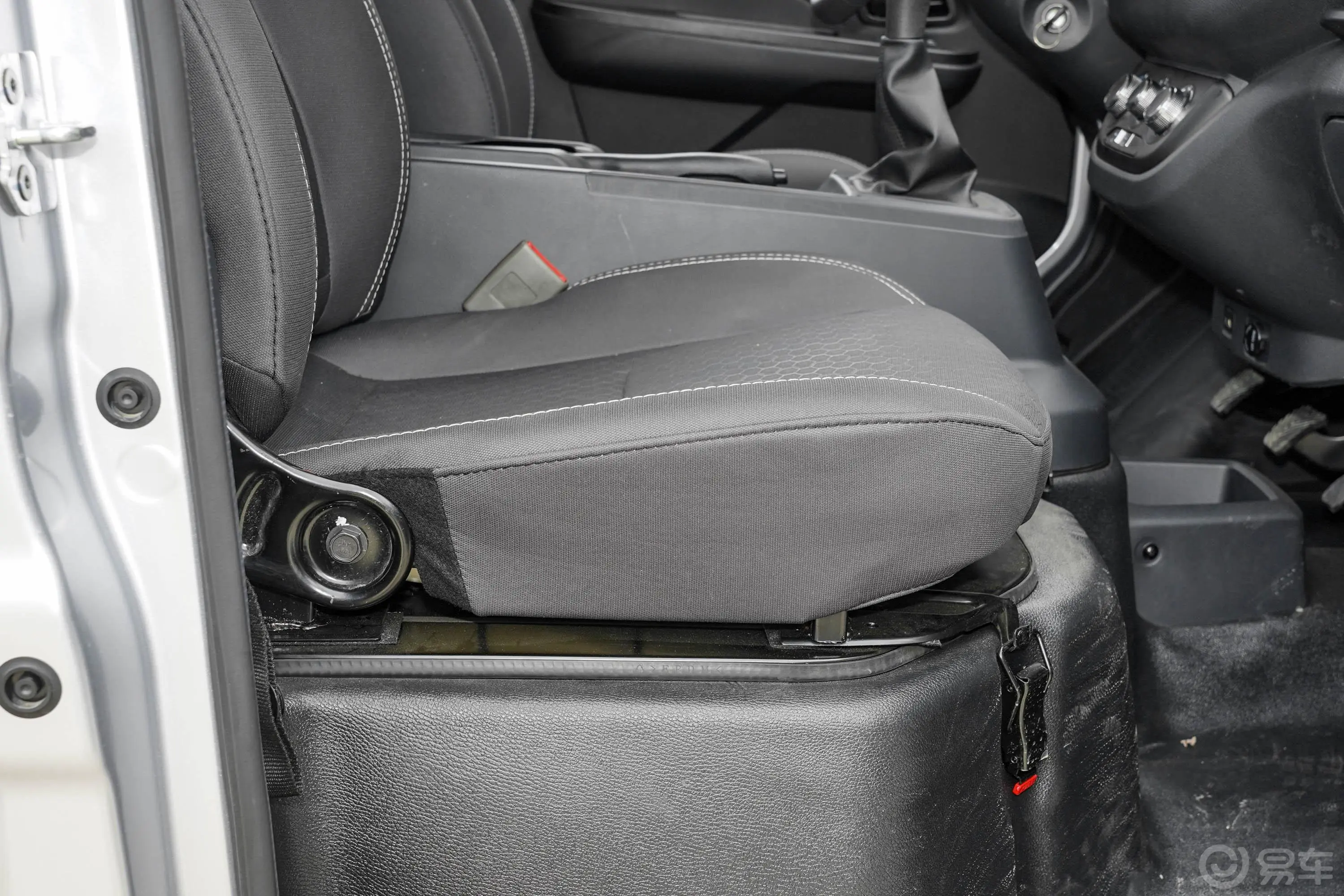 神骐PLUS1.8L 手动 单排 舒适空调版主驾座椅调节