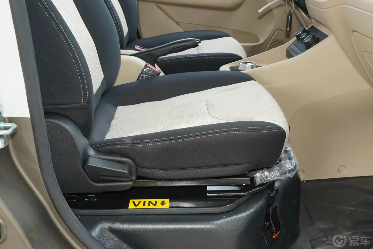 跨越星V5 EV242km 客车标准版 7座副驾座椅调节