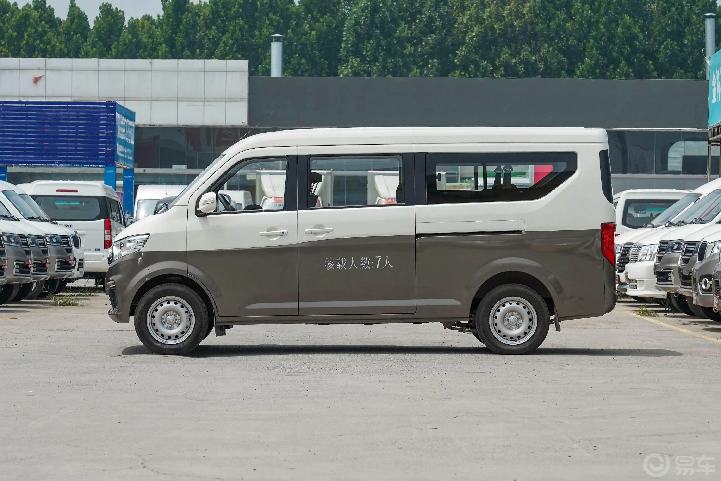 跨越星V5 EV242km 客车标准版 7座正侧车头向左水平