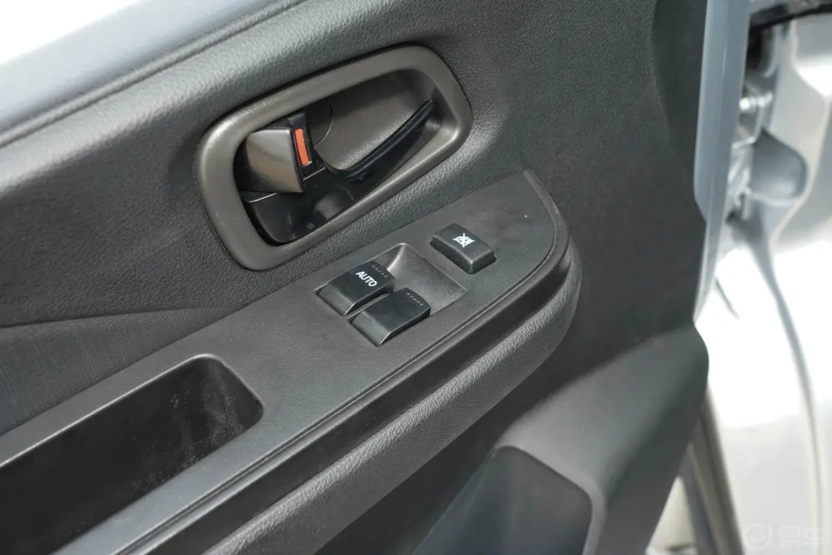 神骐PLUS1.8L 手动 双排 舒适空调版车窗调节整体