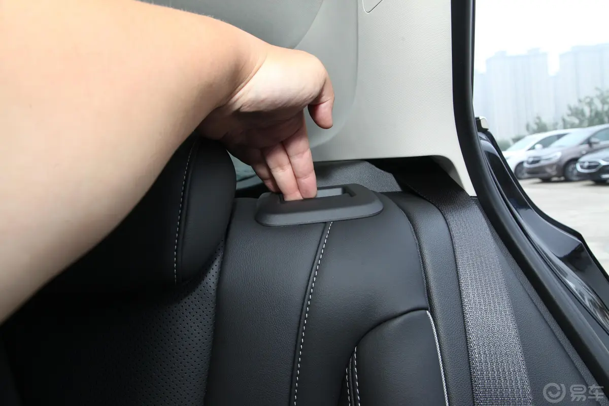 昂科威改款 昂科威S 652T 两驱豪华型后备箱内座椅放倒按钮