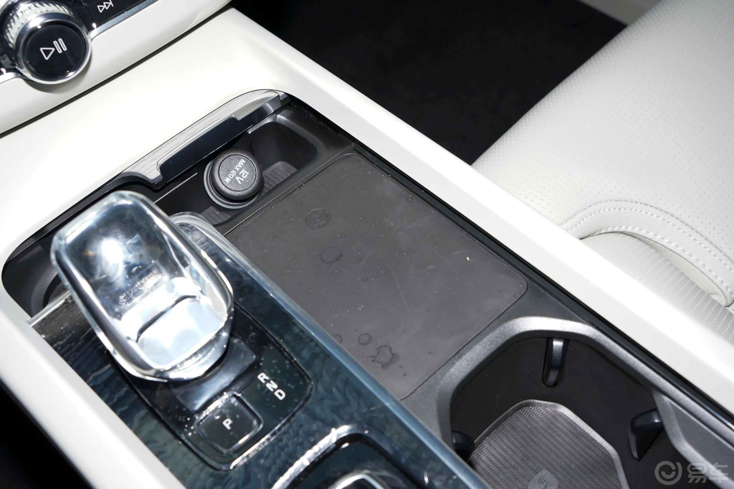 沃尔沃XC60新能源T8 长续航 智雅豪华版无线充电区