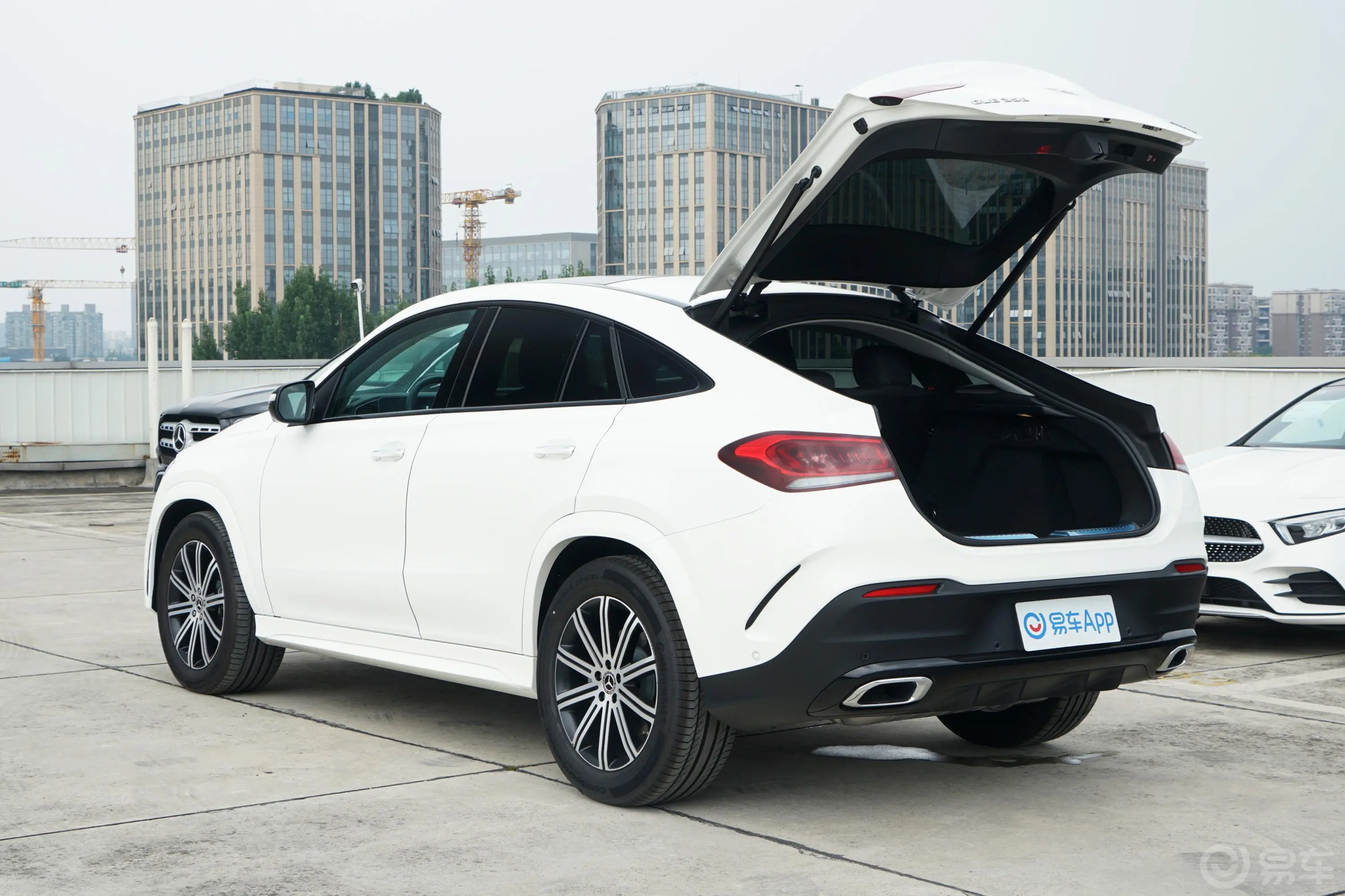 奔驰GLE轿跑改款 GLE 350 4MATIC 轿跑SUV 豪华型后备厢开启45度侧拍