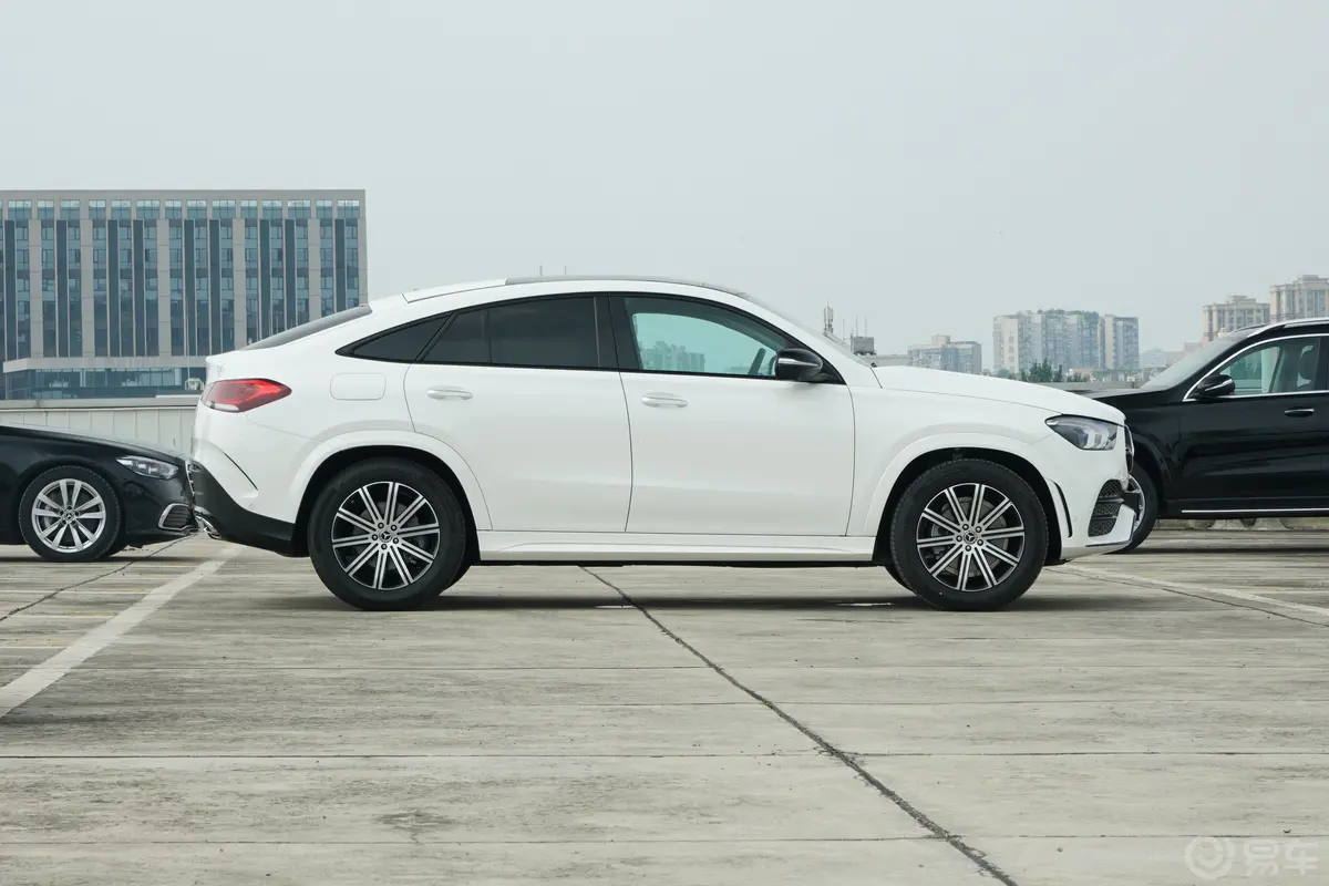 奔驰GLE轿跑改款 GLE 350 4MATIC 轿跑SUV 豪华型正侧车头向右水平