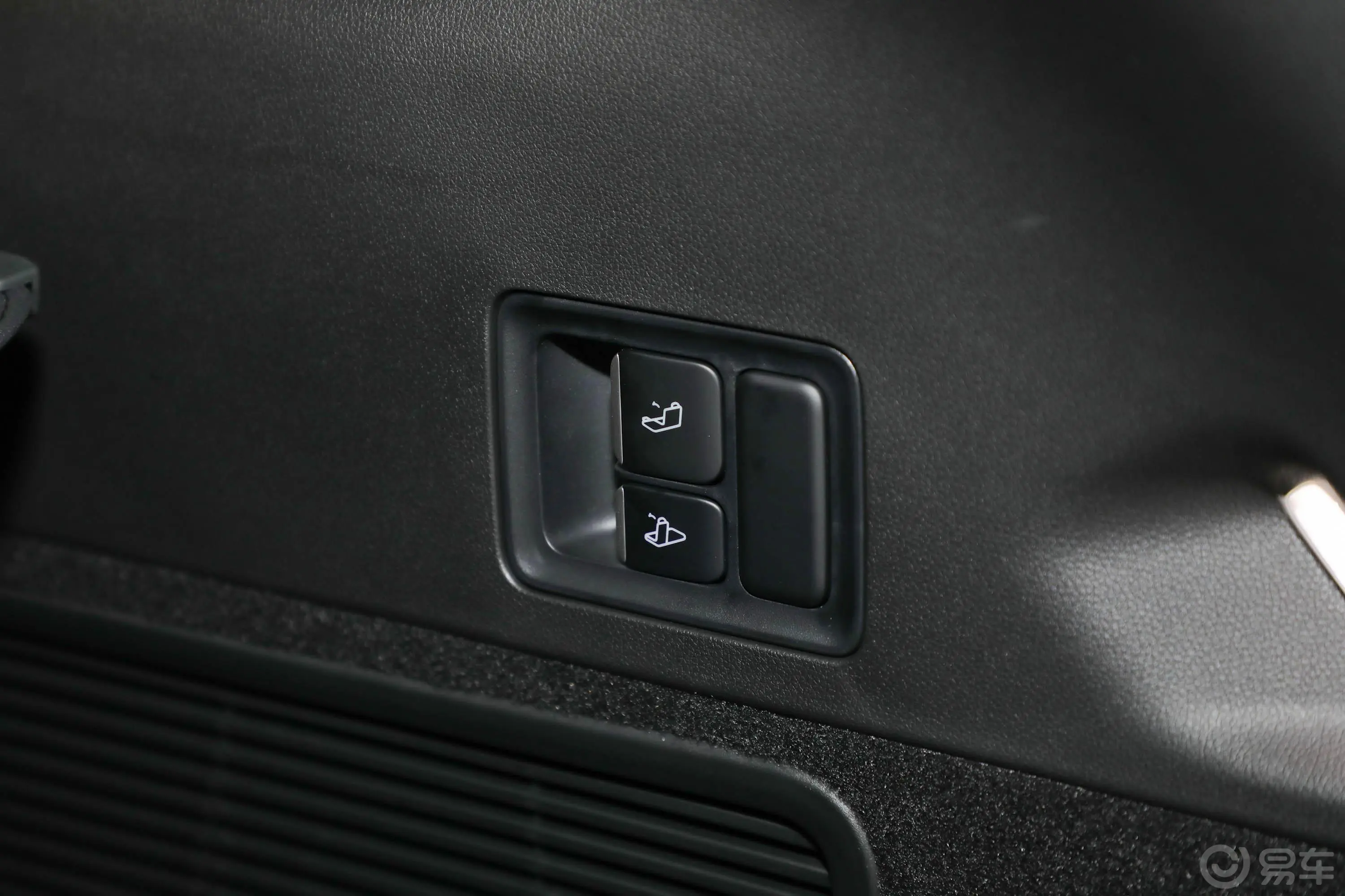 小鹏G9650 性能版Pro后备箱内座椅放倒按钮