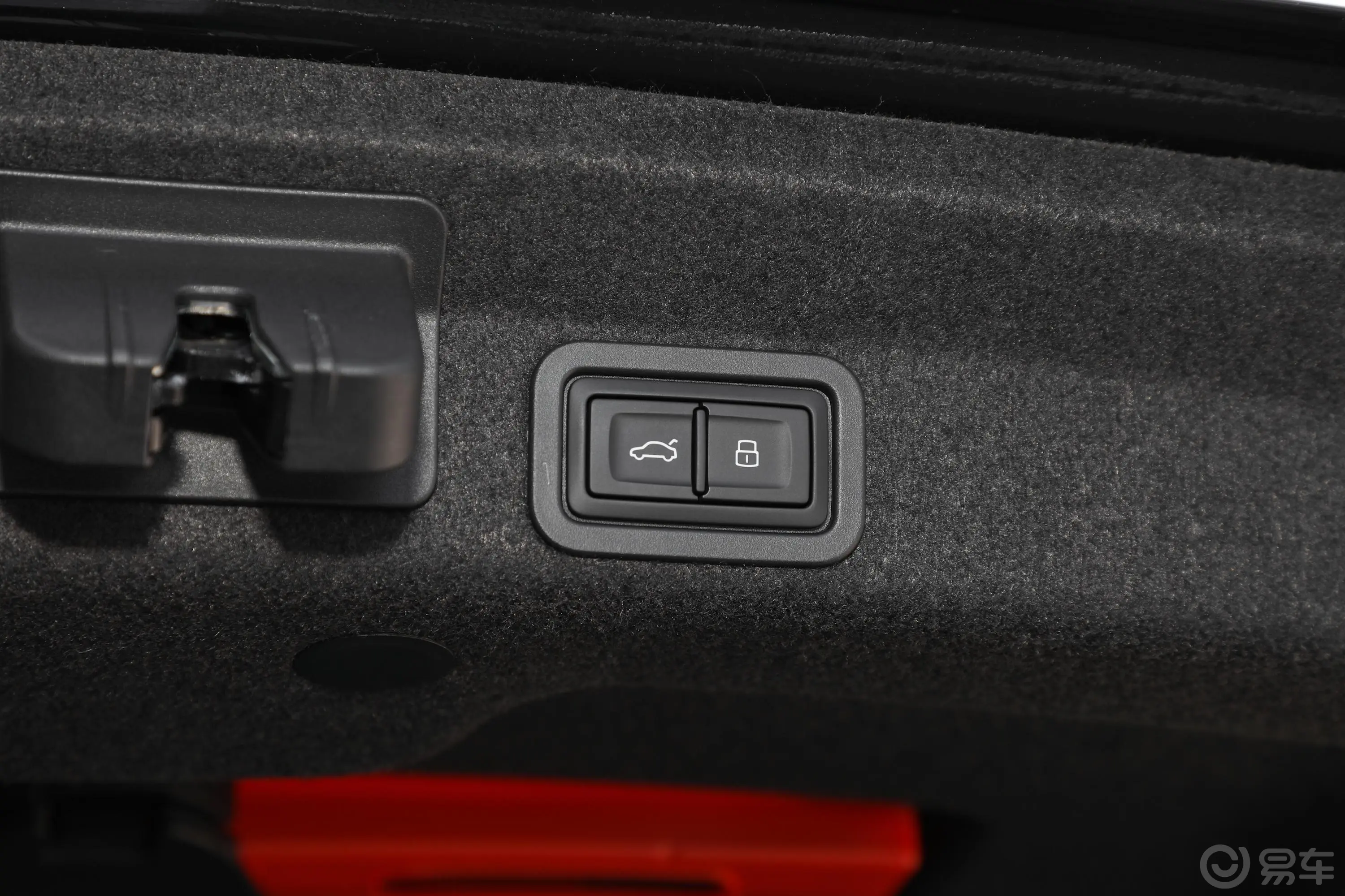 奥迪A6L55 TFSI quattro 尊享动感型电动尾门按键（手动扶手）