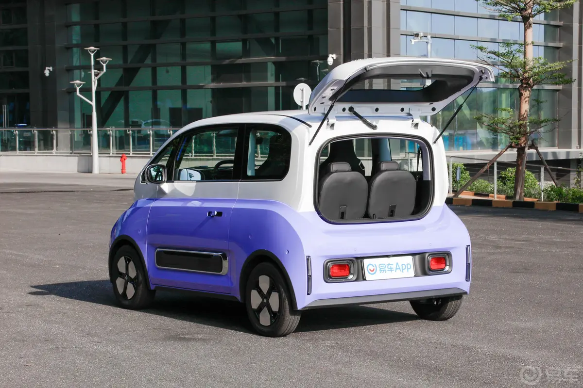 宝骏KiWi EV301km 大疆版 三元锂后备厢开启45度侧拍