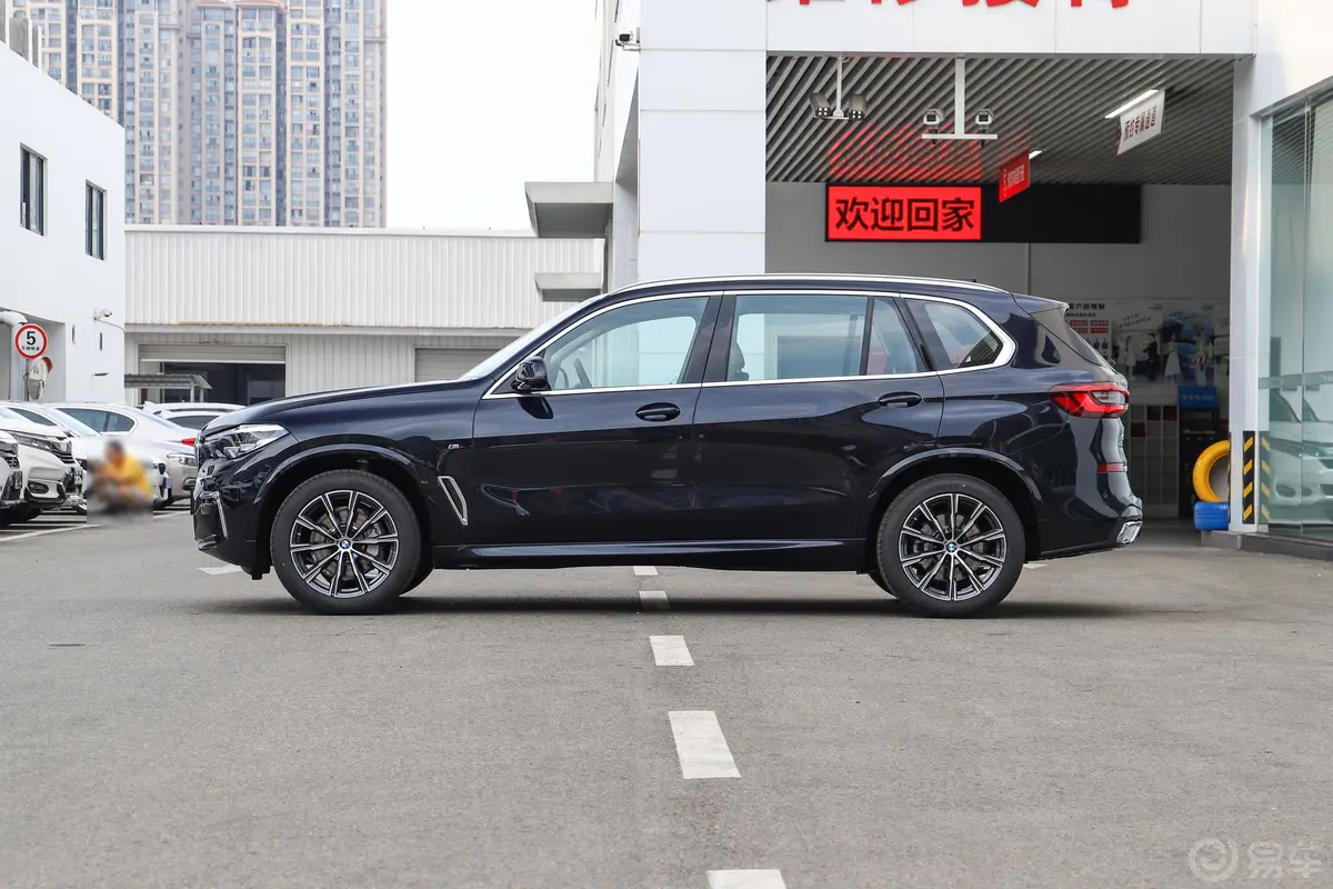 宝马X5改款 xDrive30Li M运动套装正侧车头向左水平