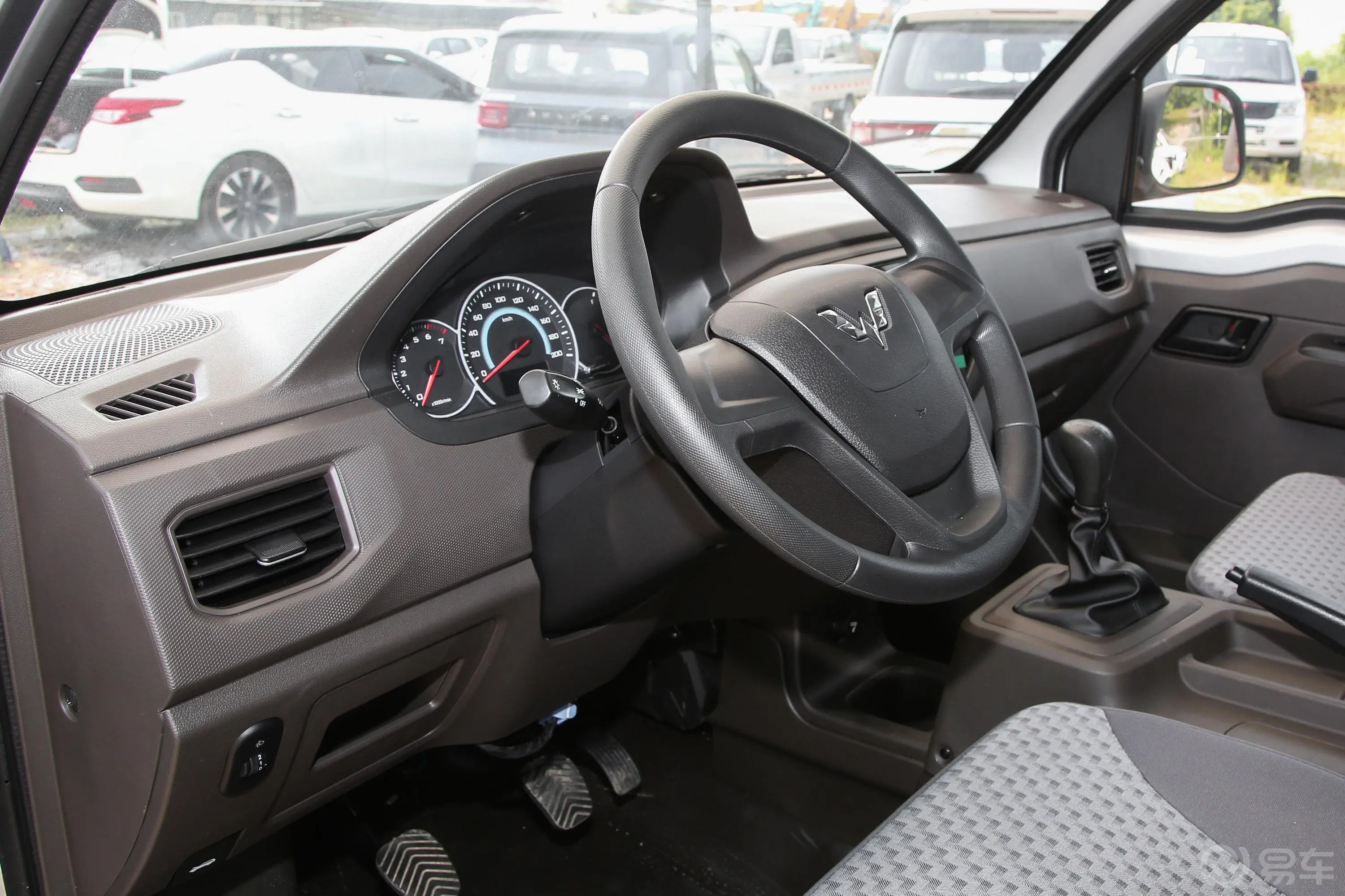 五菱荣光新卡1.5L 加长单排标准型 2座驾驶位区域