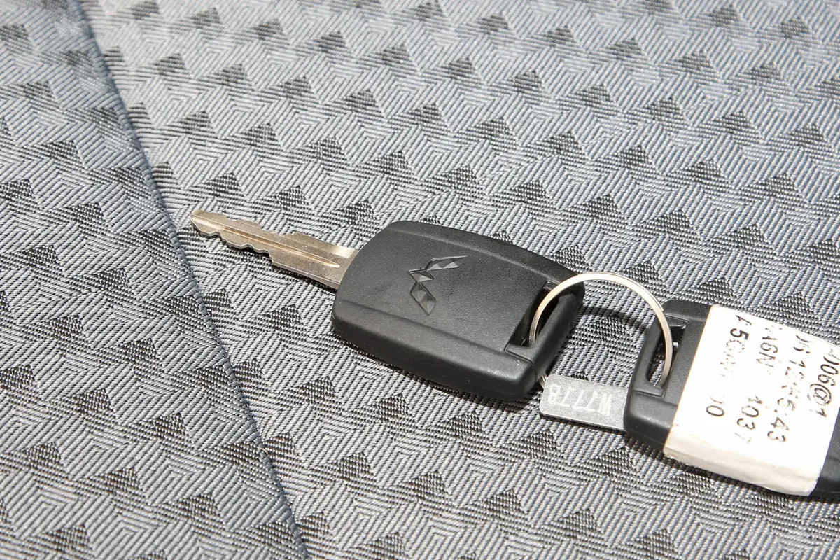 五菱荣光新卡1.5L 加长单排标准型 2座钥匙正面