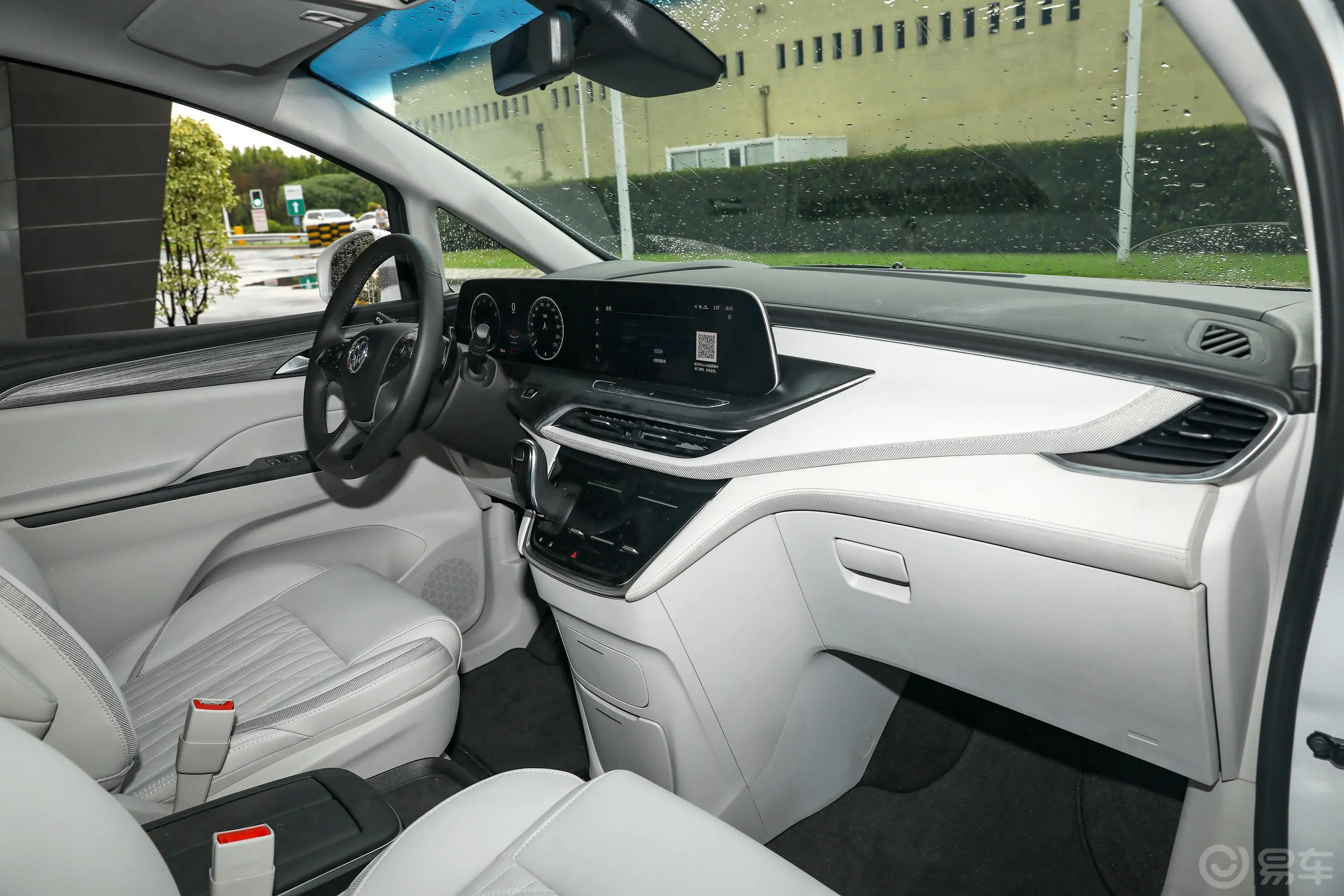别克GL8改款 ES陆尊 2.0T 豪华型-和悦版 7座内饰全景副驾驶员方向