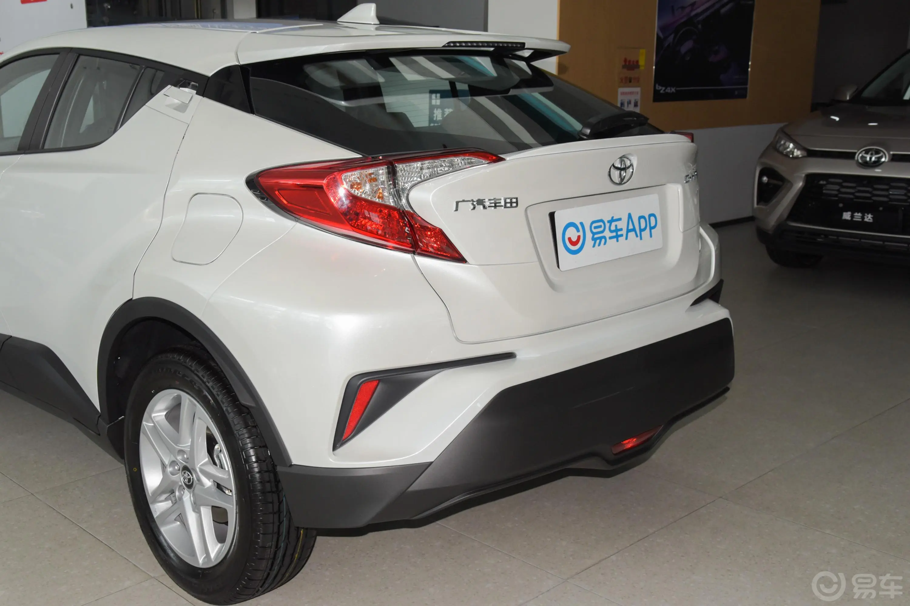 丰田C-HR2.0L 舒适版车尾特写