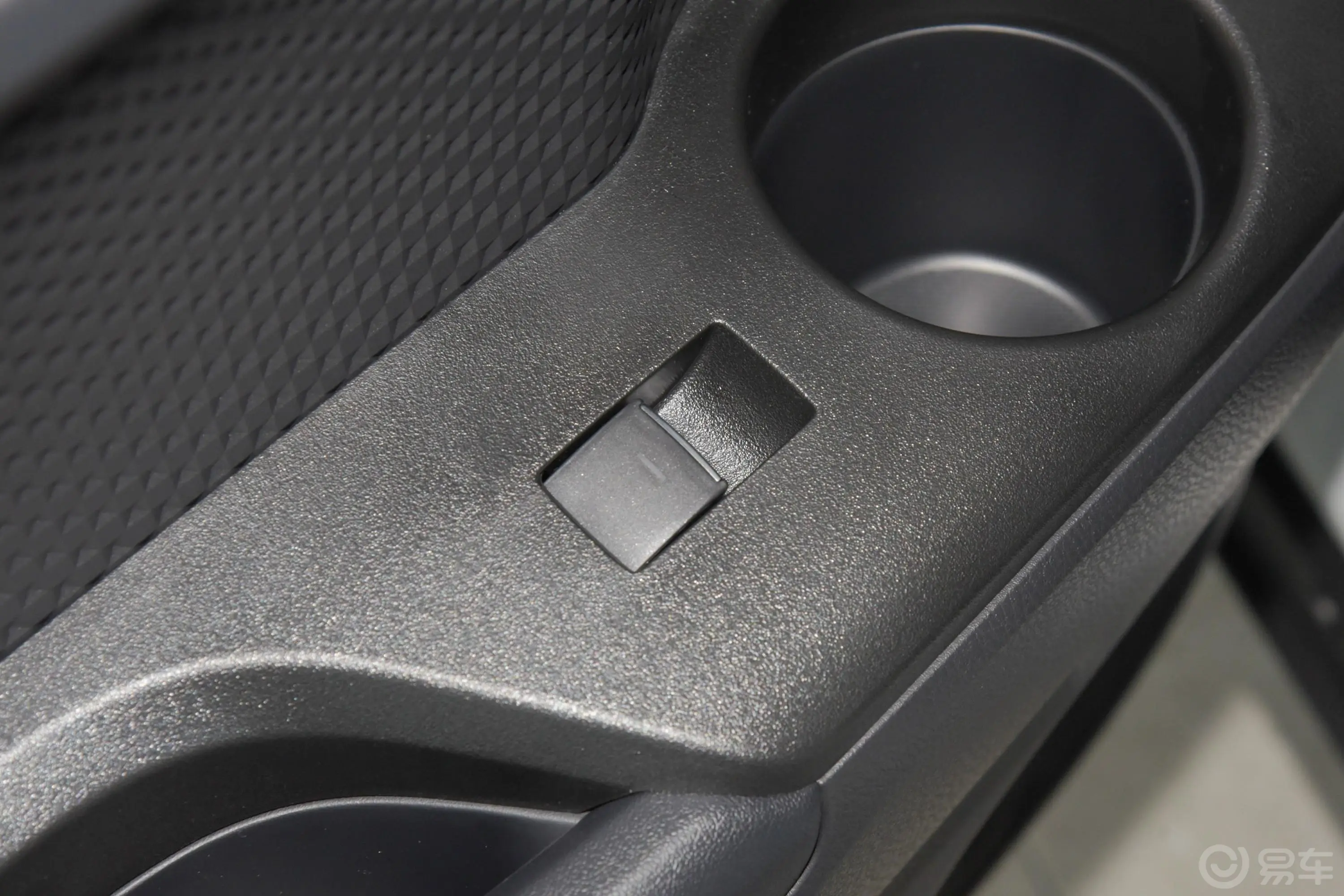丰田C-HR2.0L 舒适版后车窗调节