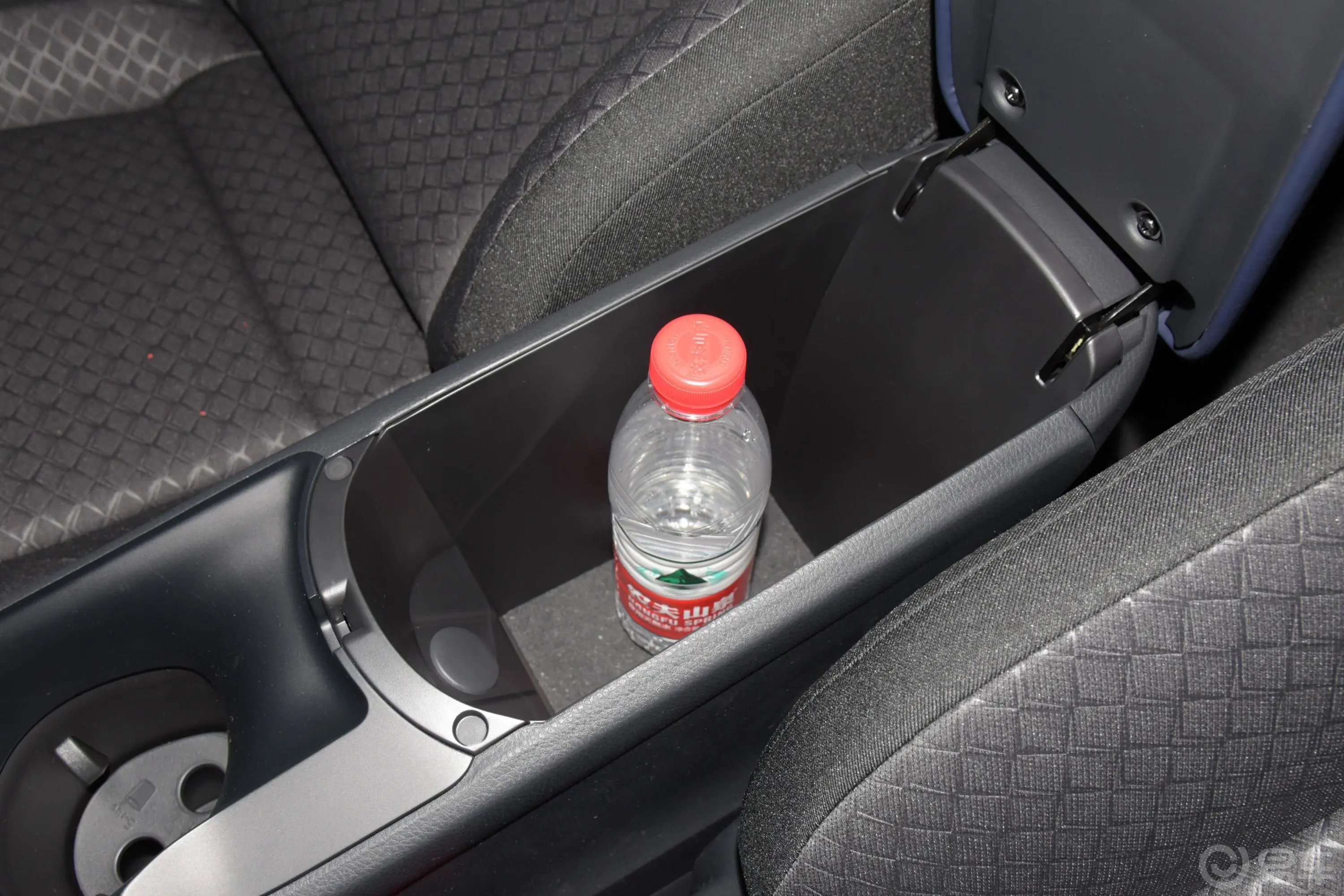 丰田C-HR2.0L 舒适版前排扶手箱储物格
