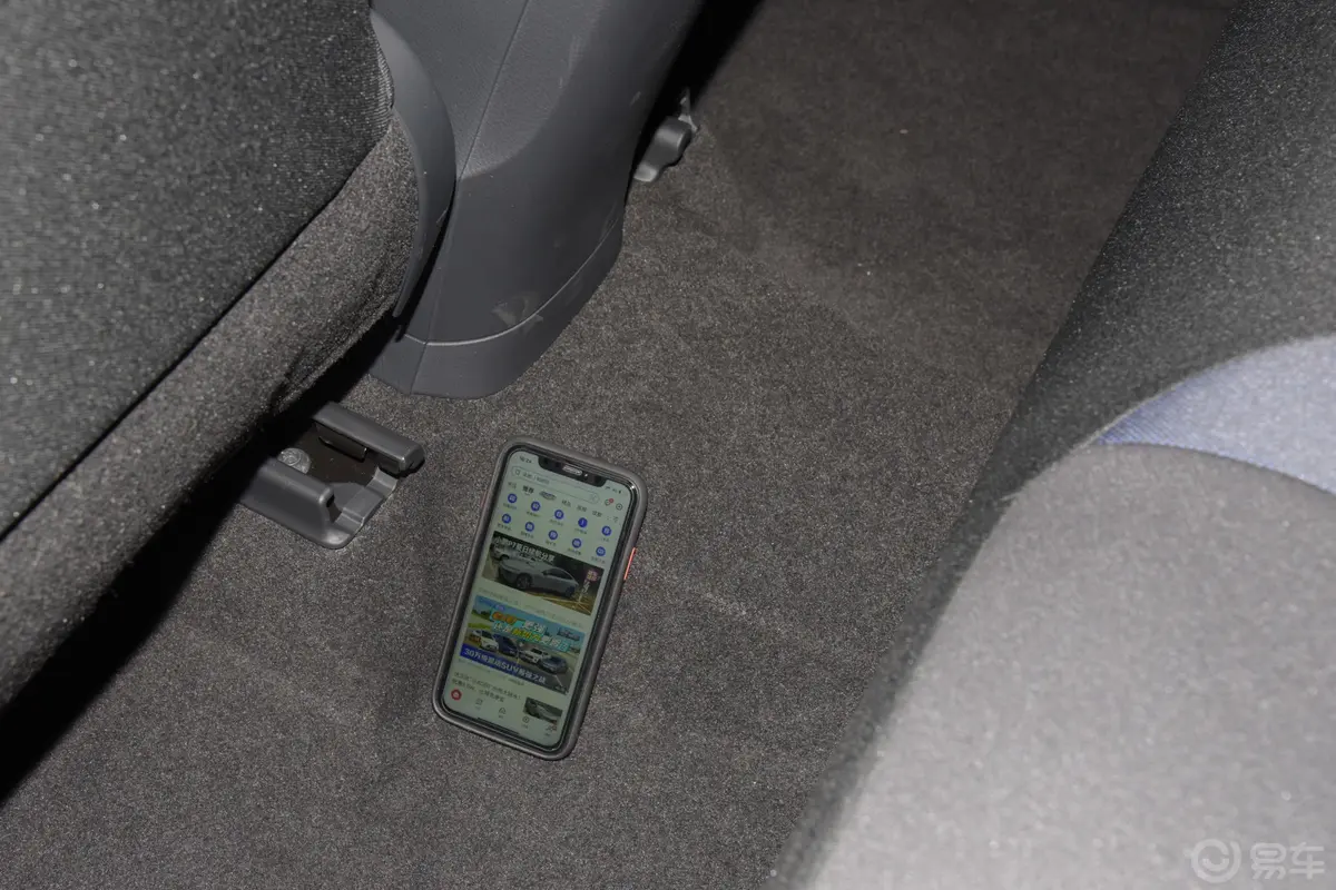 丰田C-HR2.0L 舒适版后排地板中间位置