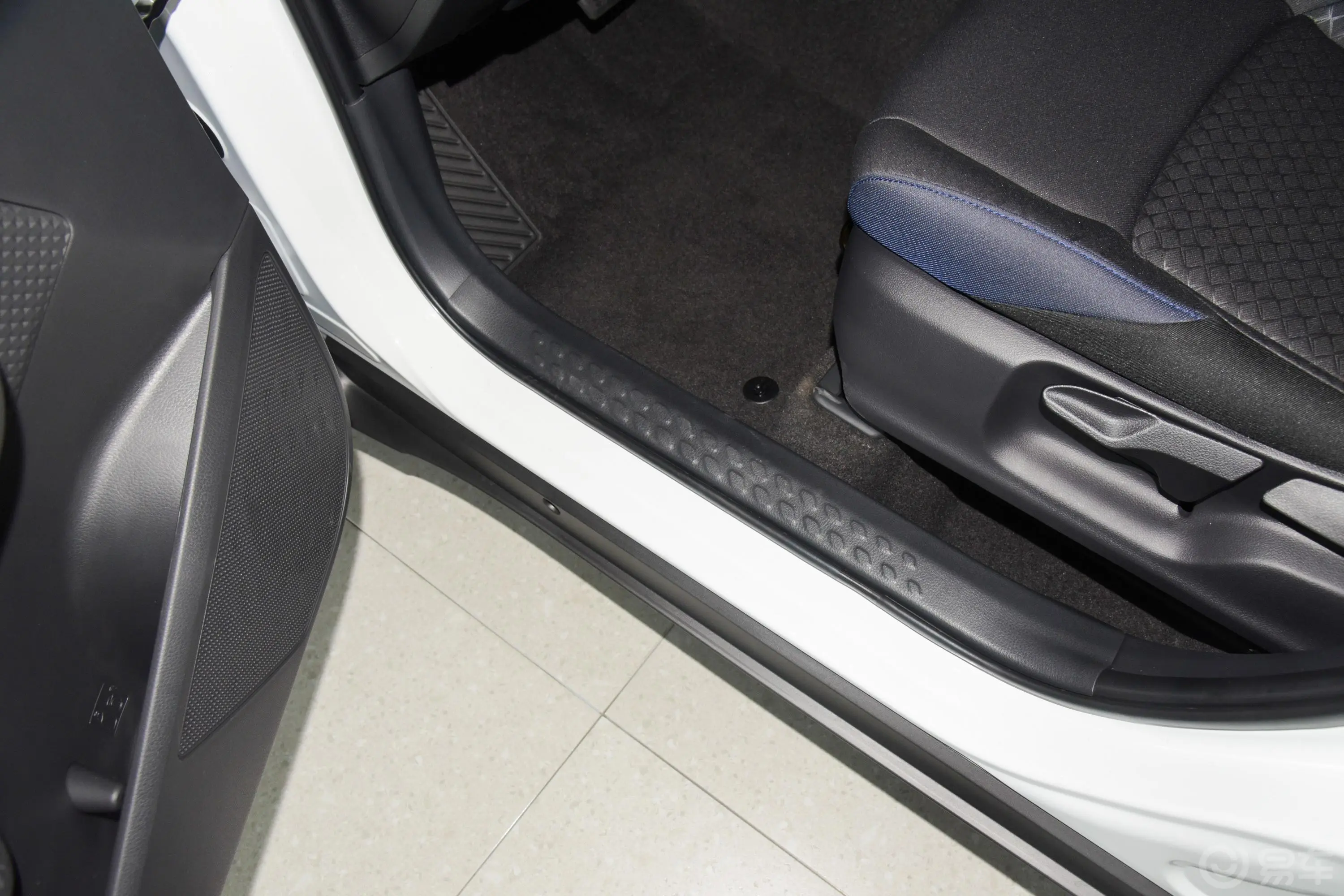 丰田C-HR2.0L 舒适版前排迎宾踏板