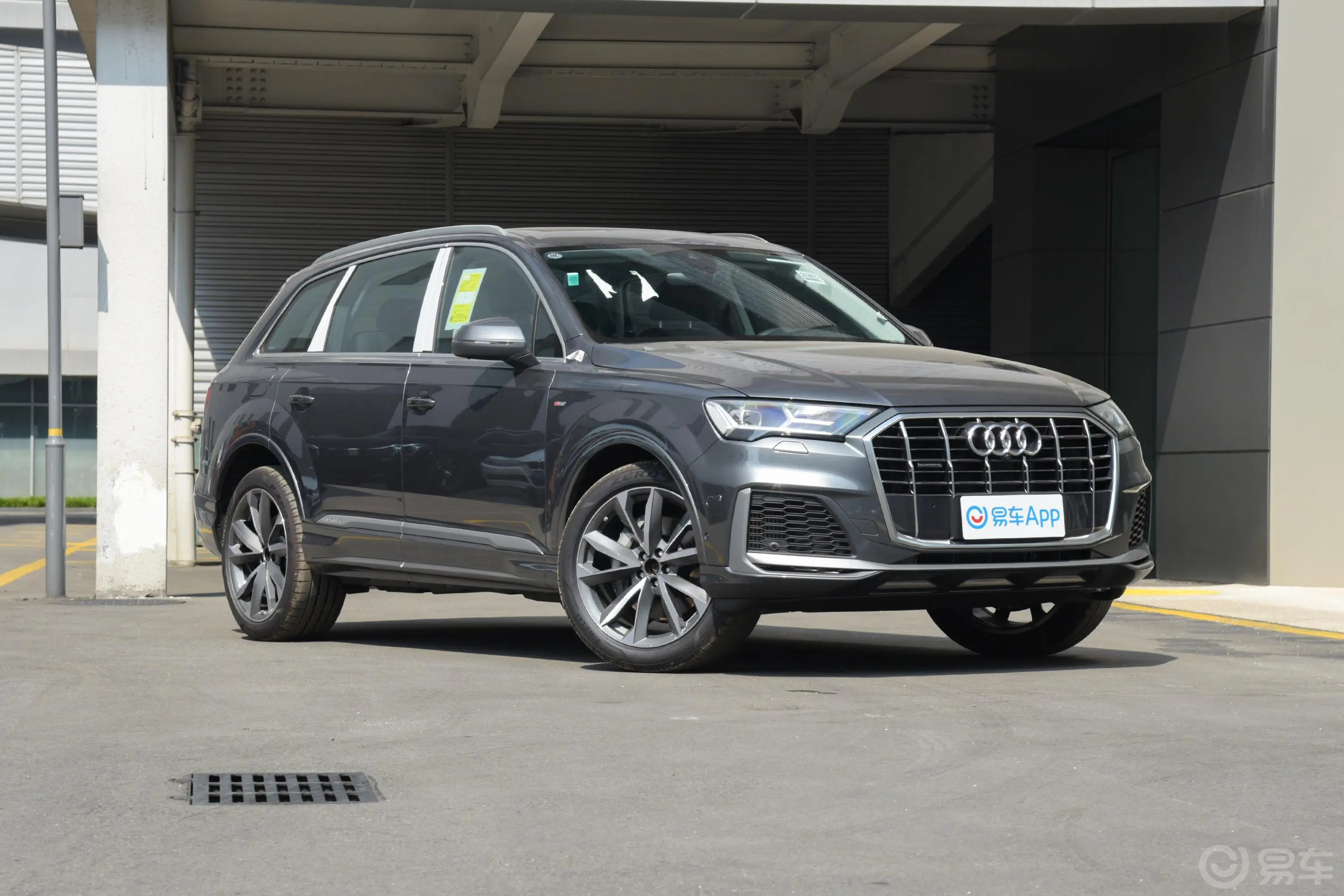 奥迪Q755 TFSI quattro S line运动型侧前45度车头向左水平