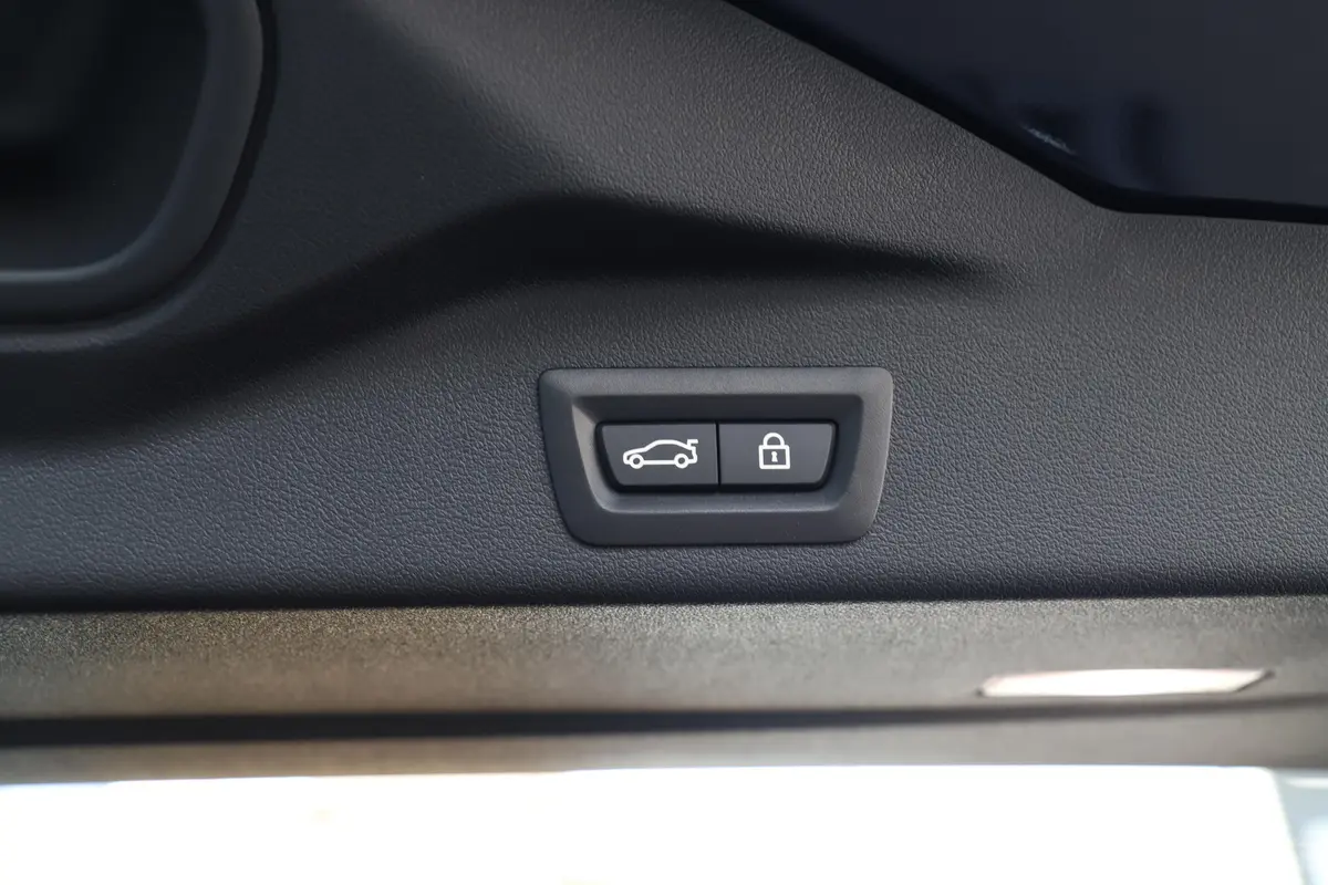 宝马X5改款 xDrive30Li 尊享型M运动套装电动尾门按键（手动扶手）