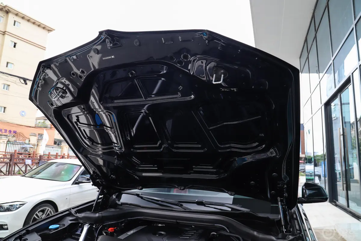 宝马X3改款二 xDrive30i 领先型 M曜夜套装发动机舱盖内侧