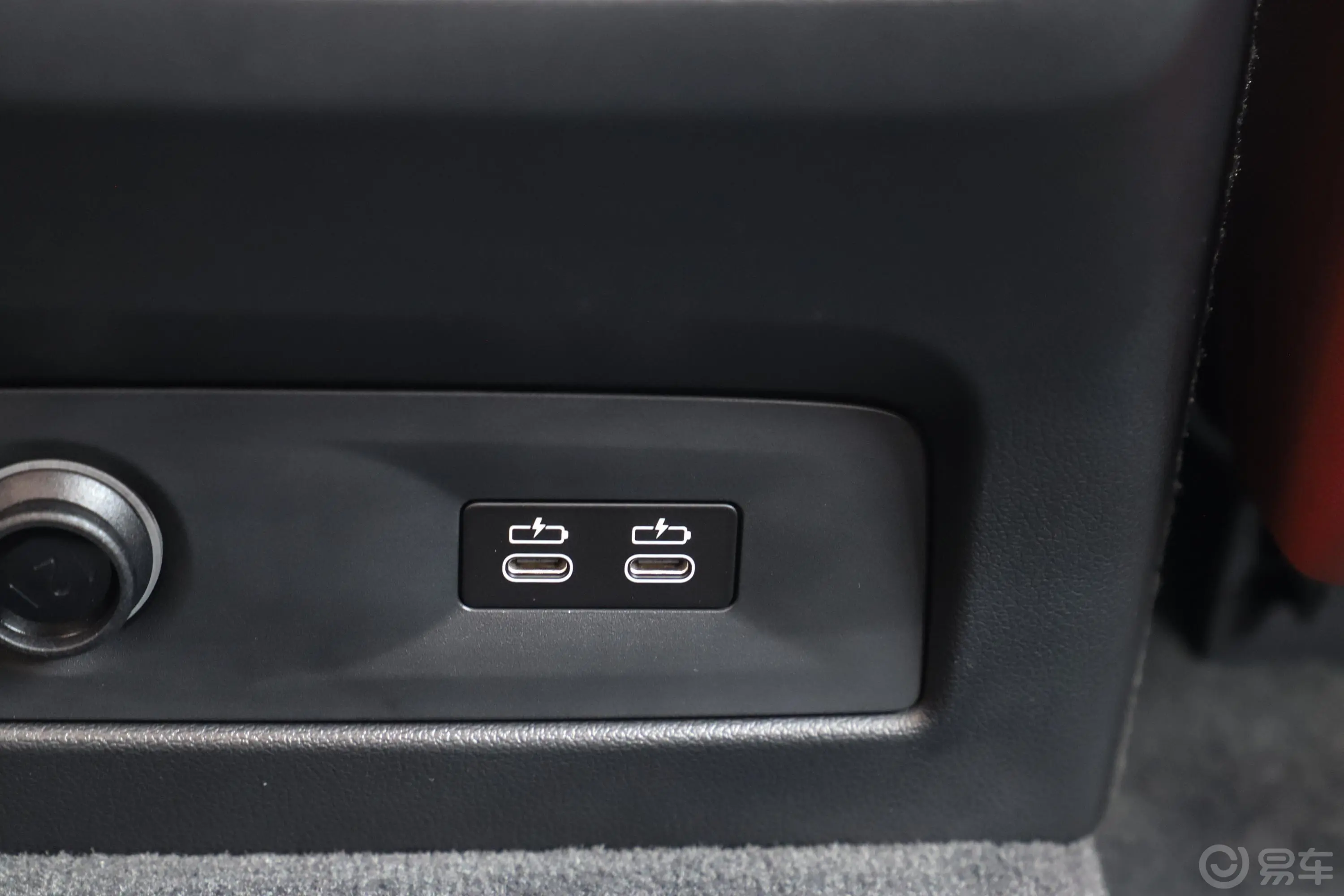 宝马X5改款 xDrive30Li 尊享型M运动套装后排充电口