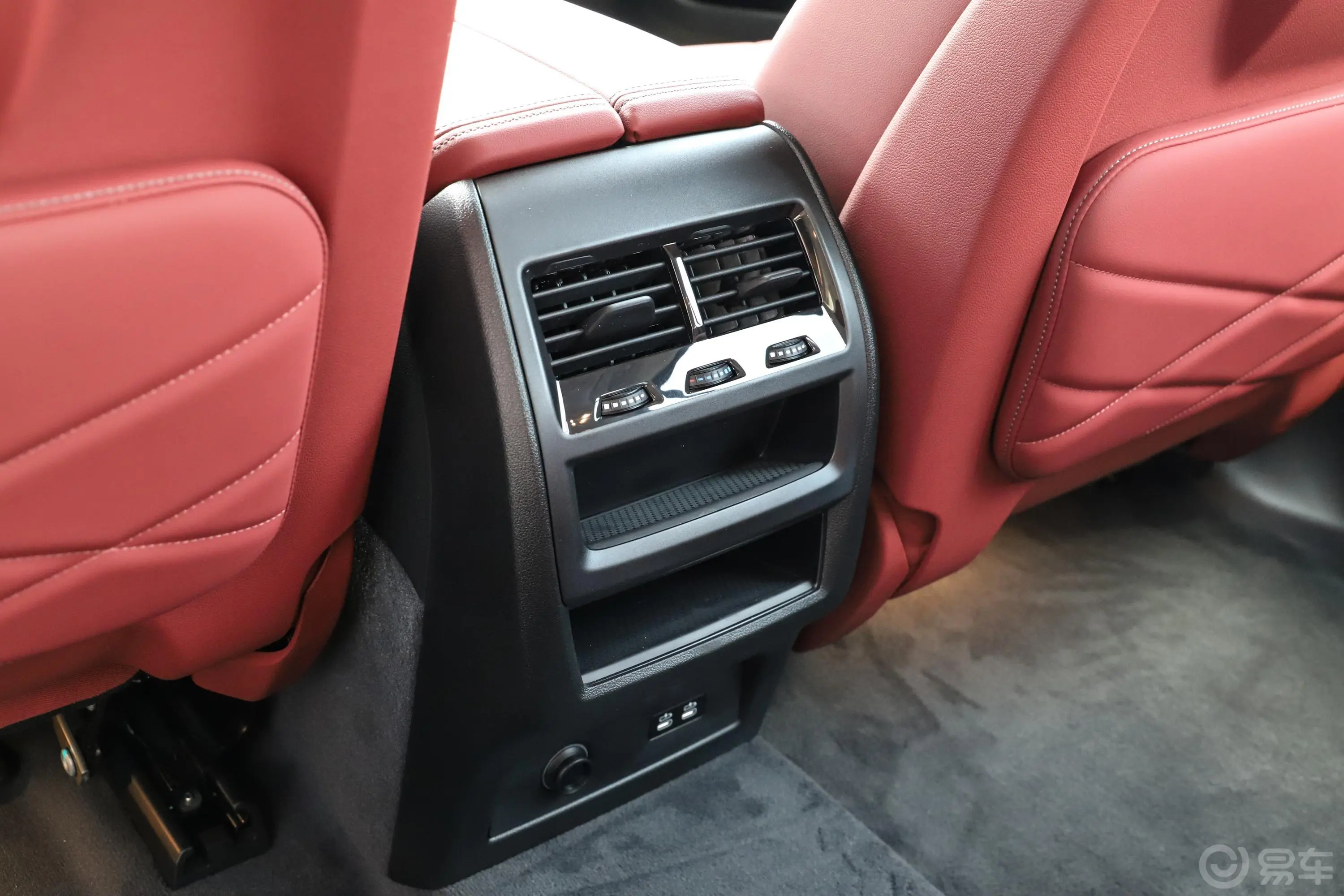 宝马X5改款 xDrive30Li 尊享型M运动套装后排空调控制键