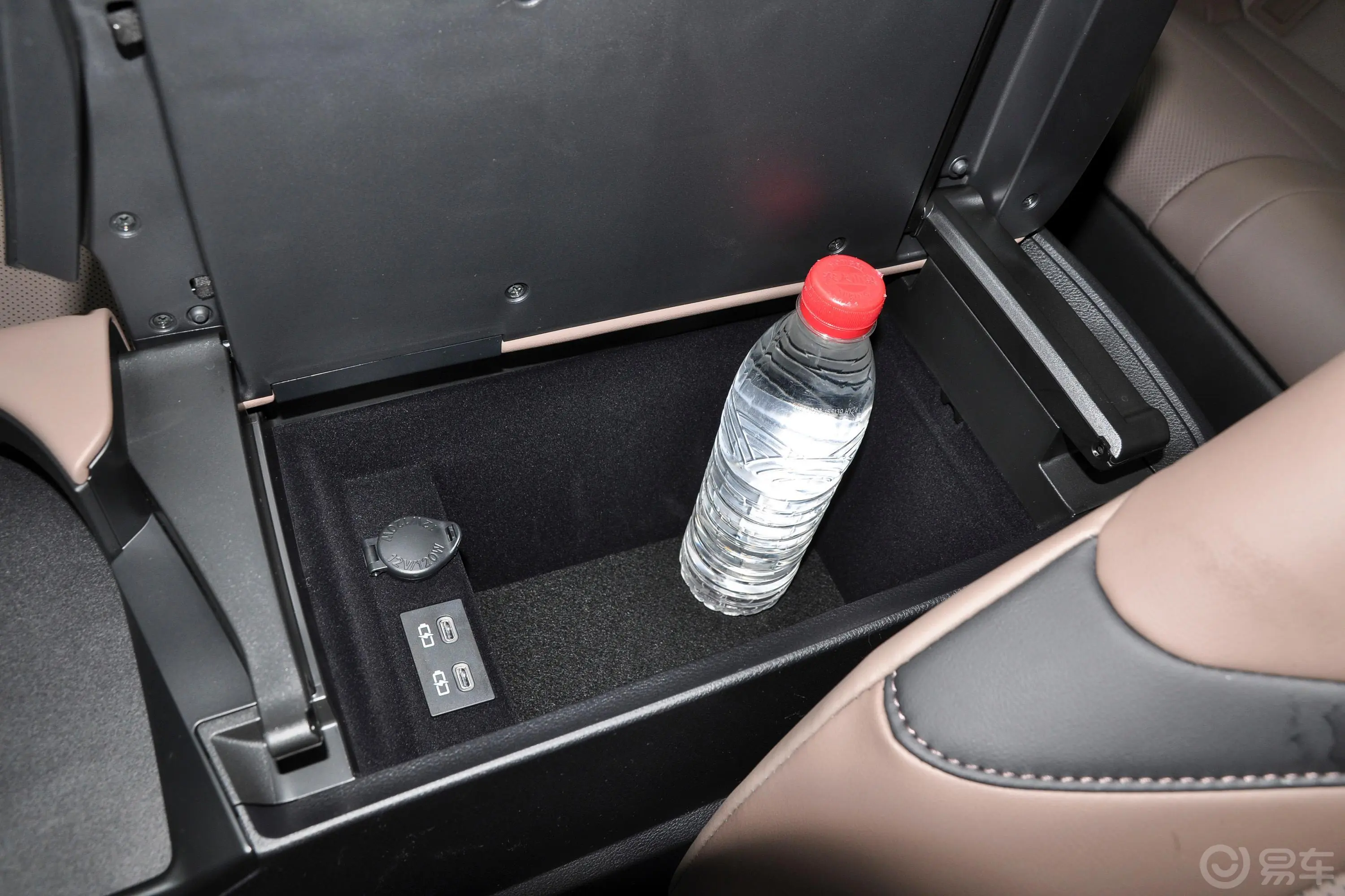 雷克萨斯ES300h 臻享版前排扶手箱储物格
