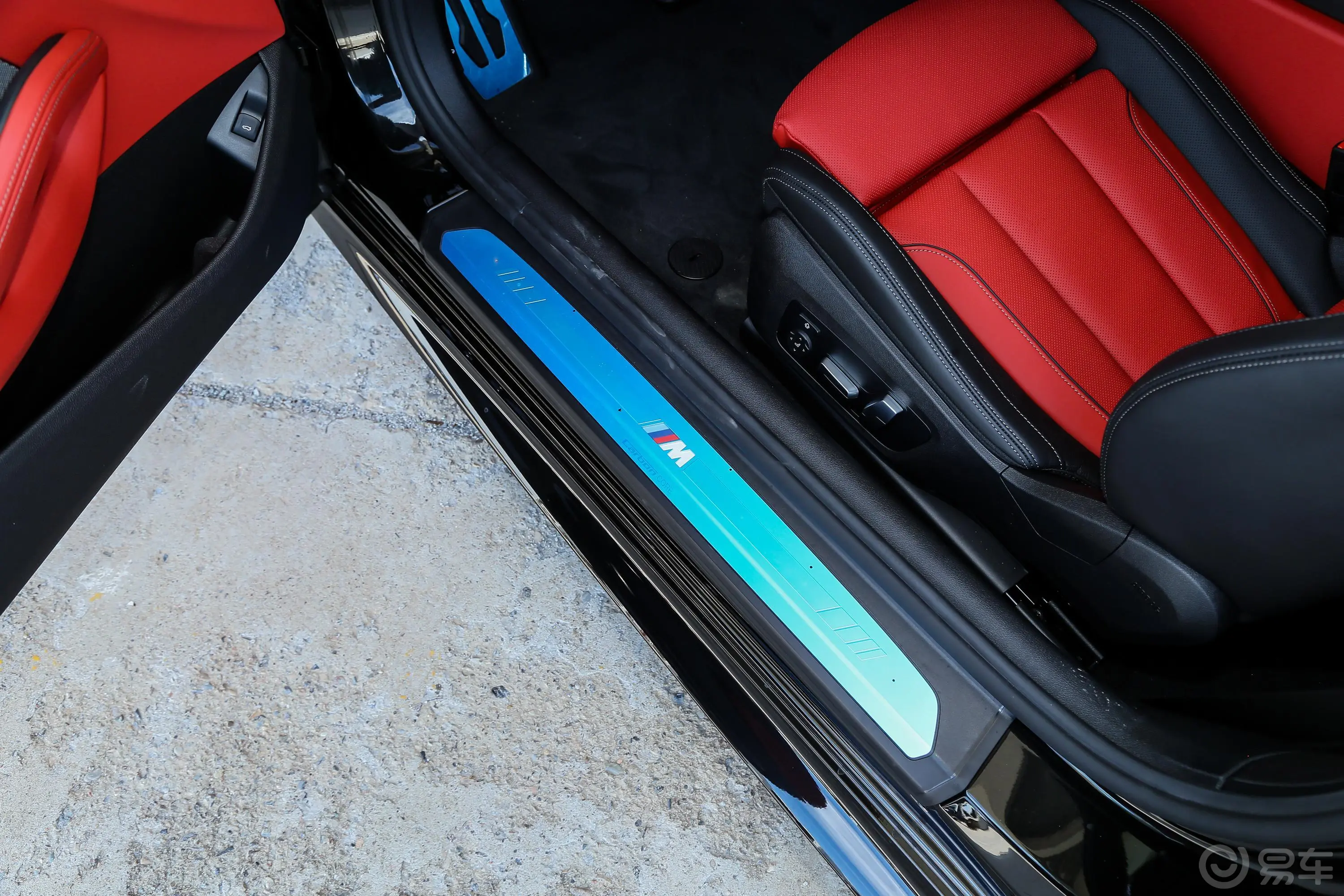 宝马8系双门轿跑车 840i M运动套装前排迎宾踏板