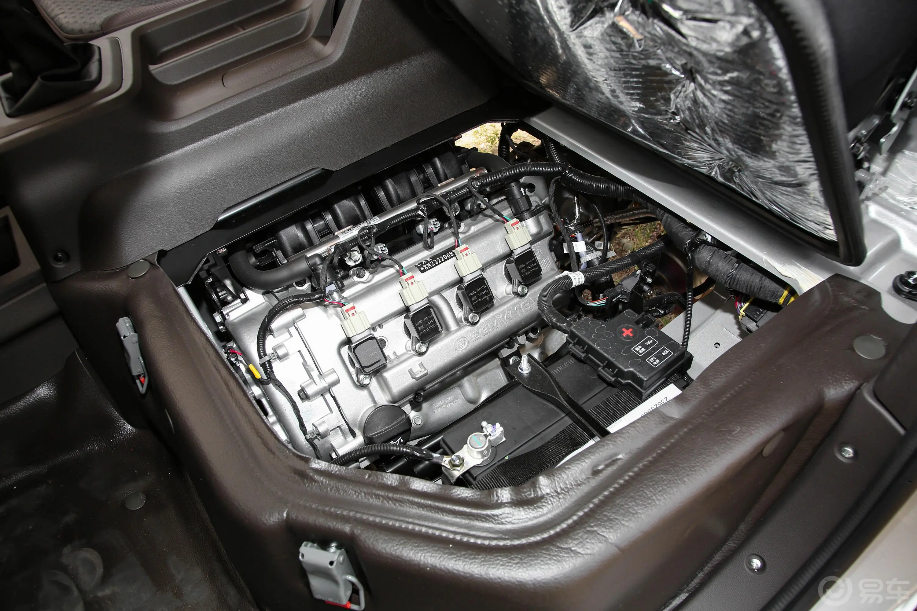 五菱荣光新卡1.5L 加长单排基本型 2座发动机特写