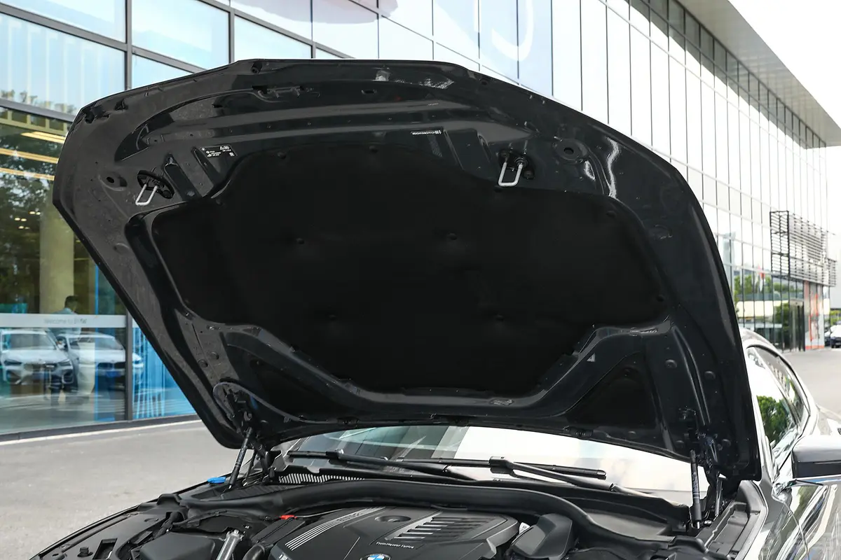 宝马8系四门轿跑车 840i xDrive M运动套装发动机舱盖内侧