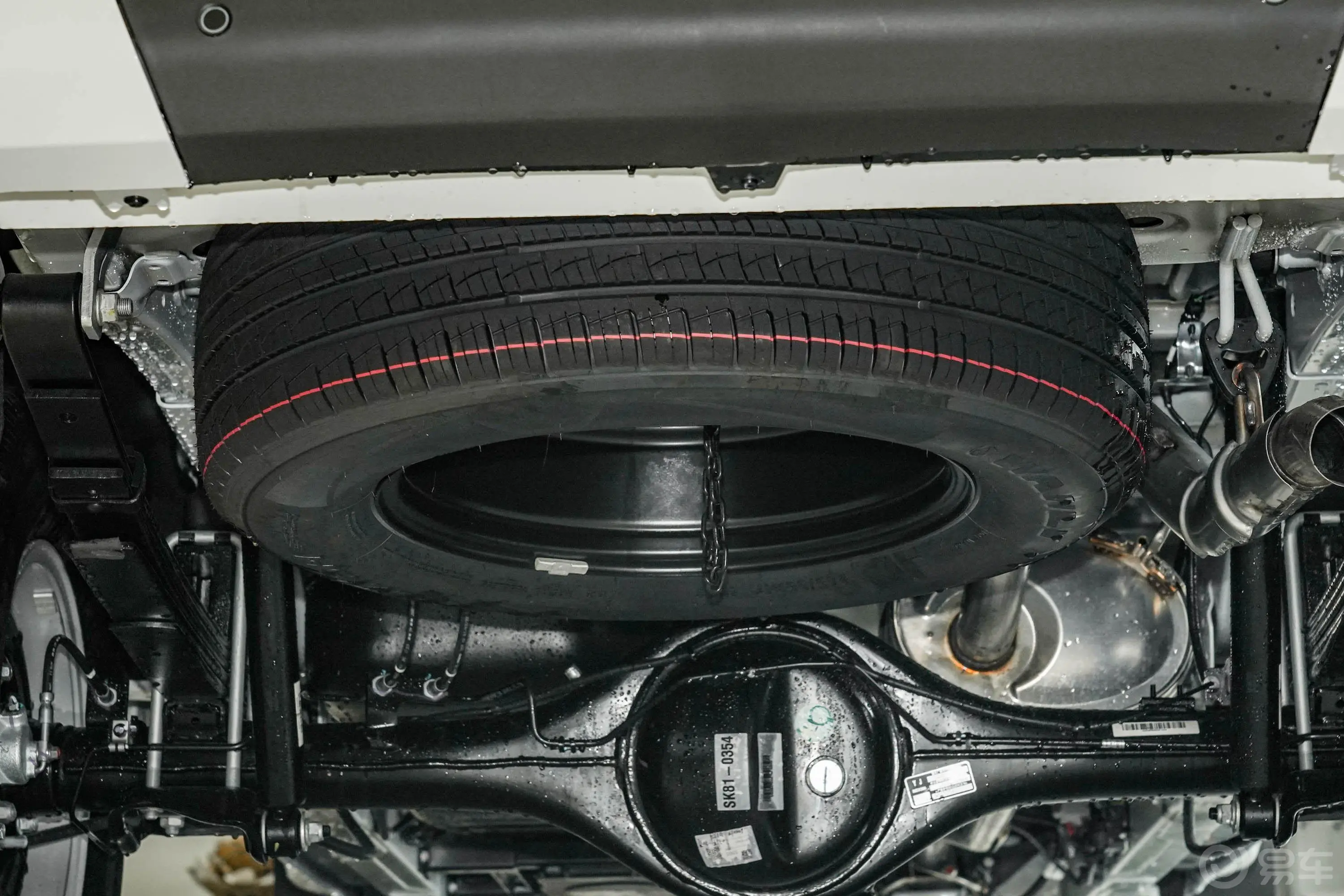 大通T60五周年纪念版 2.0T 手动两驱长箱平底舒适版备胎