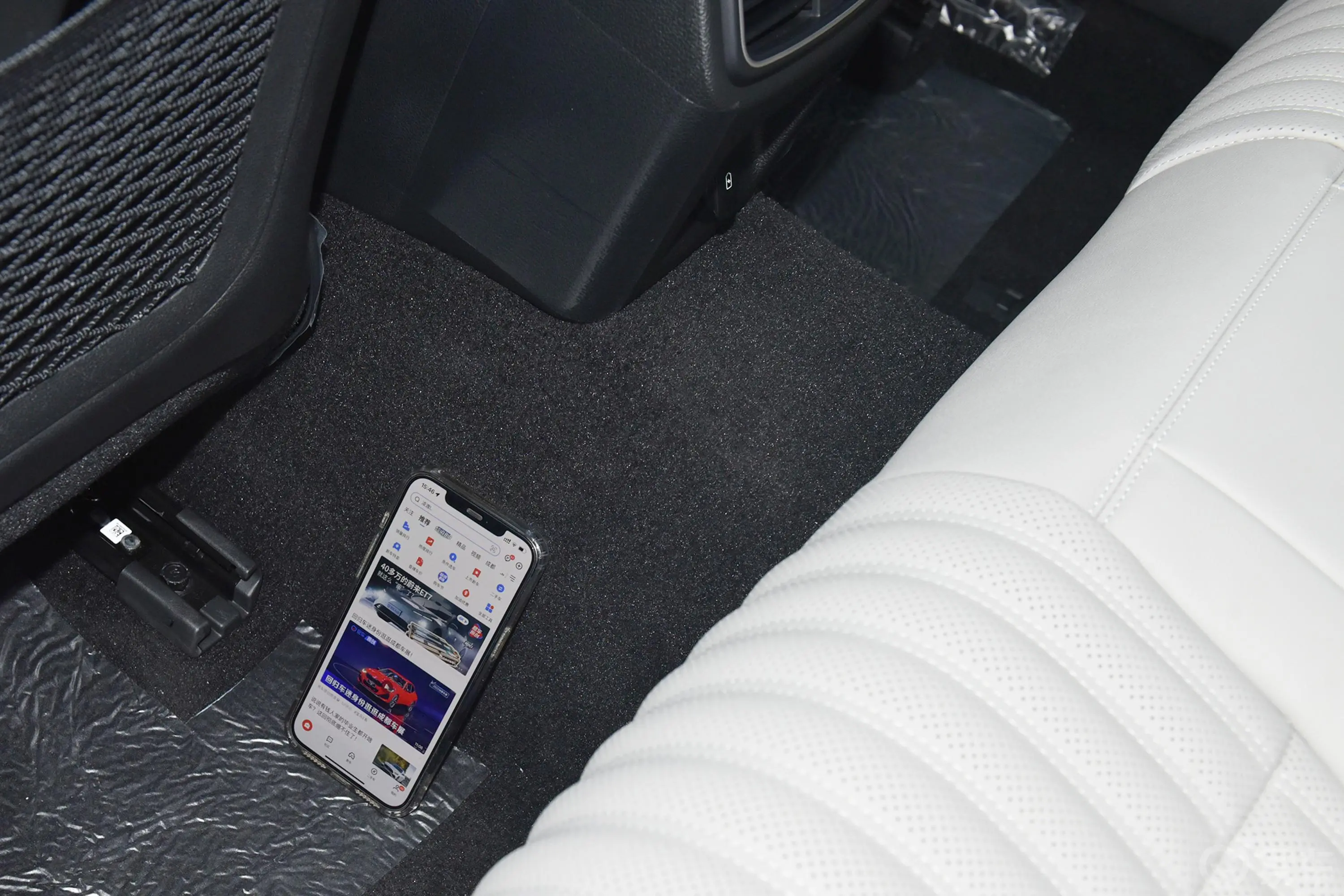 捷尼赛思G702.0T 两驱豪华版后排地板中间位置